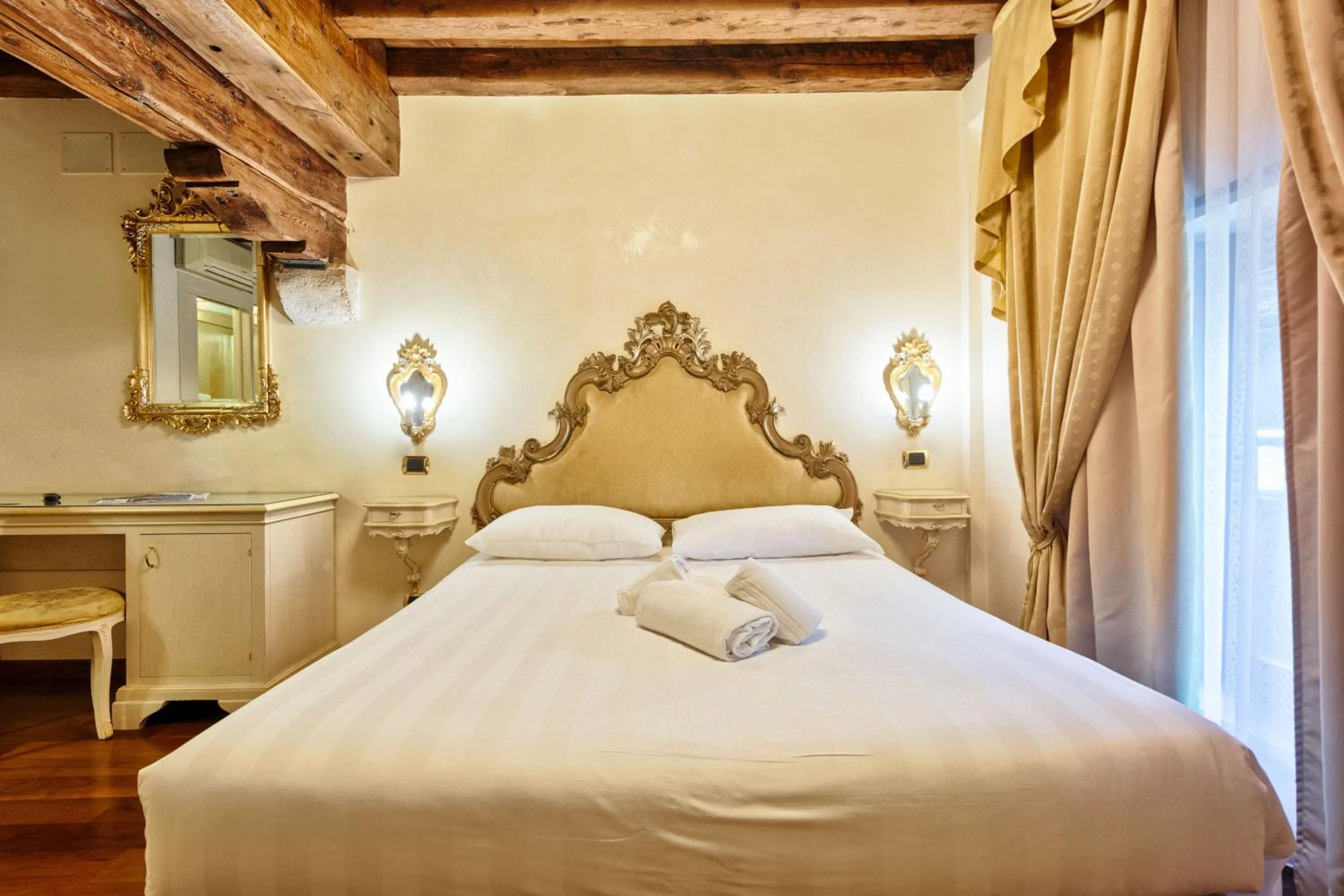 Photo of the whole room, Bed in Hotel Vecellio Venice on the Lagoon