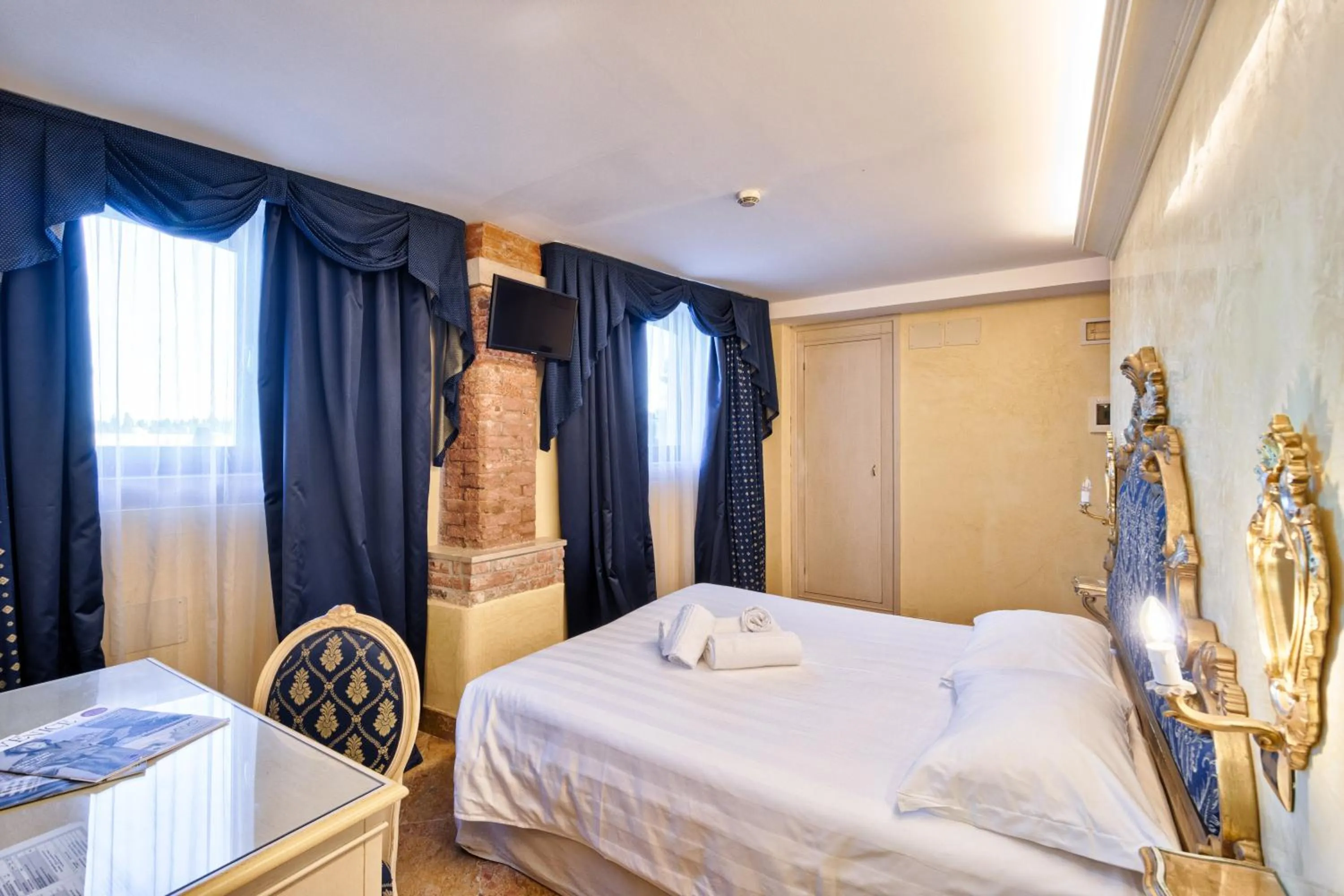 Bed in Hotel Vecellio Venice on the Lagoon