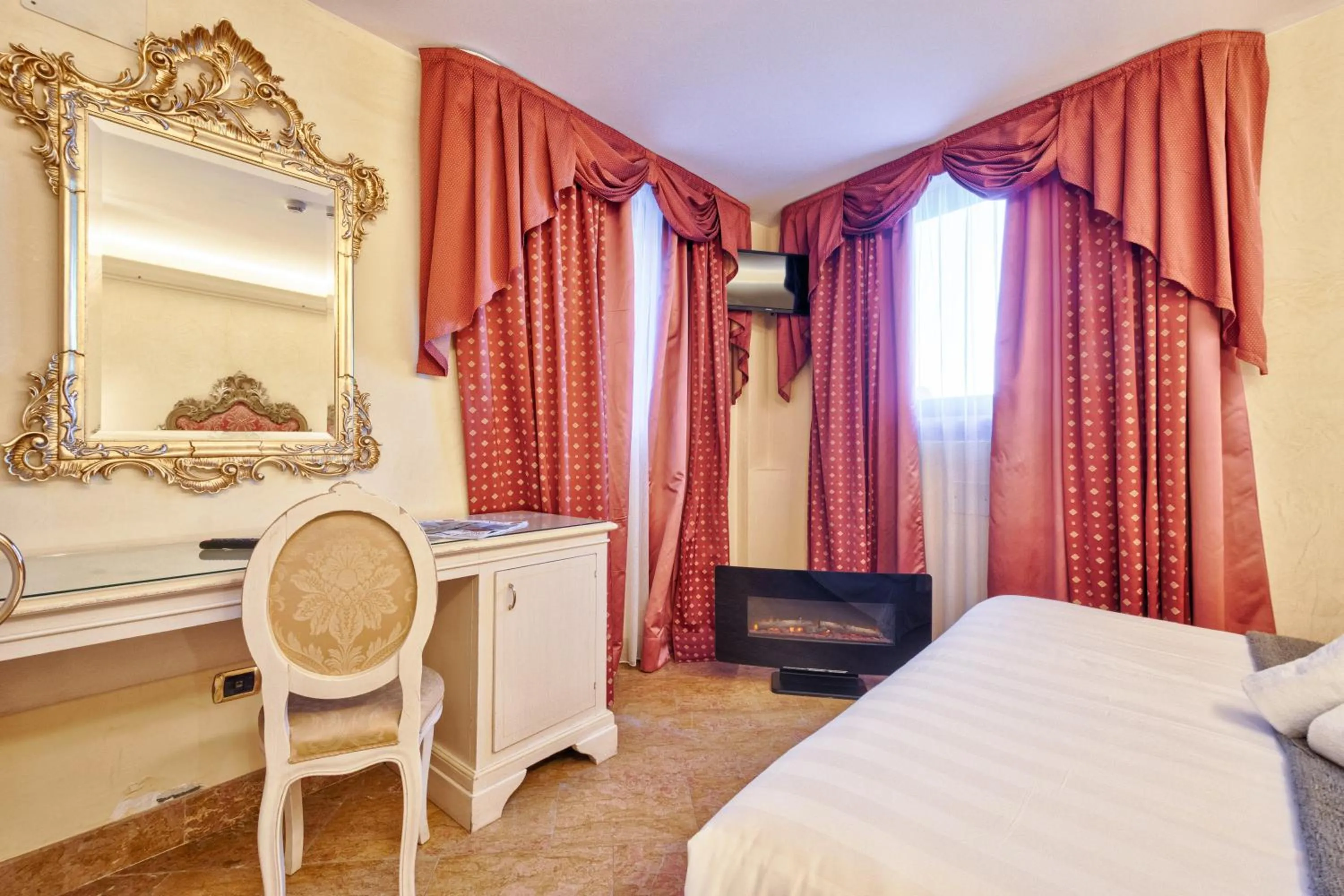Photo of the whole room, Bed in Hotel Vecellio Venice on the Lagoon