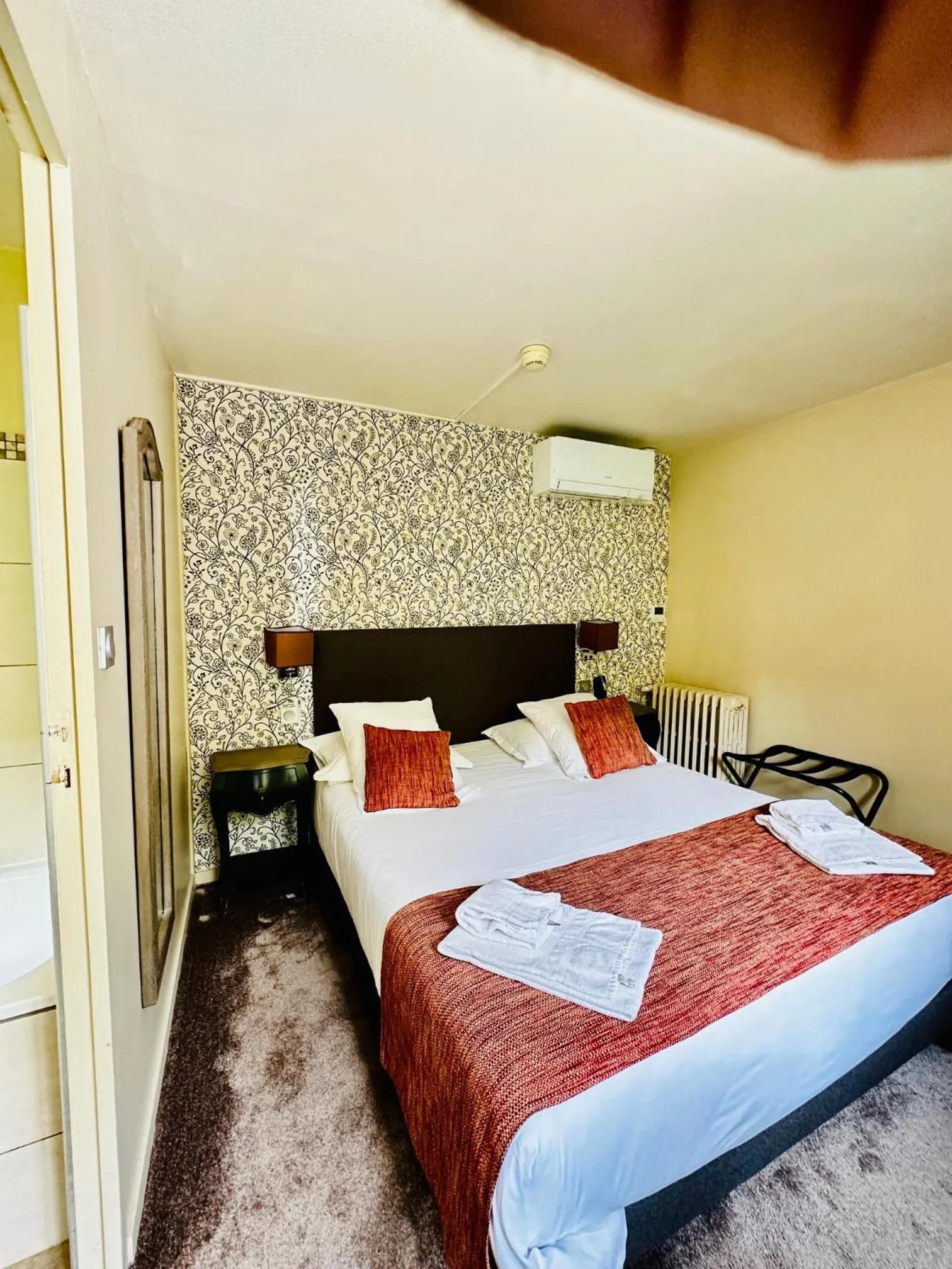 Bed in Hôtel Restaurant Le Repère