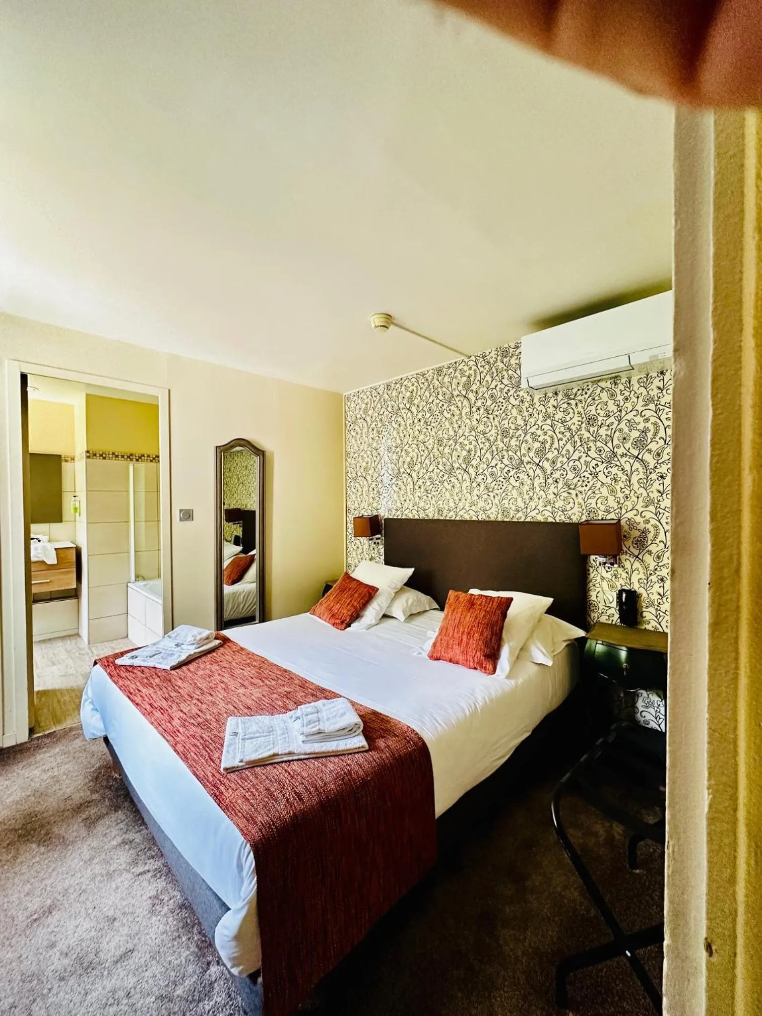 Bed in Hôtel Restaurant Le Repère