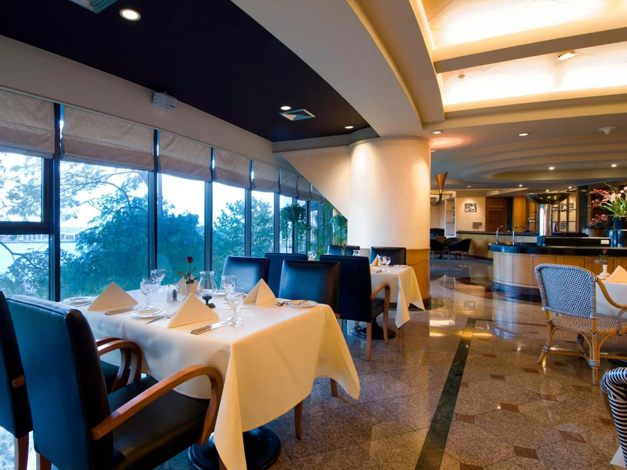 Restaurant/places to eat in Montien Riverside Hotel Bangkok