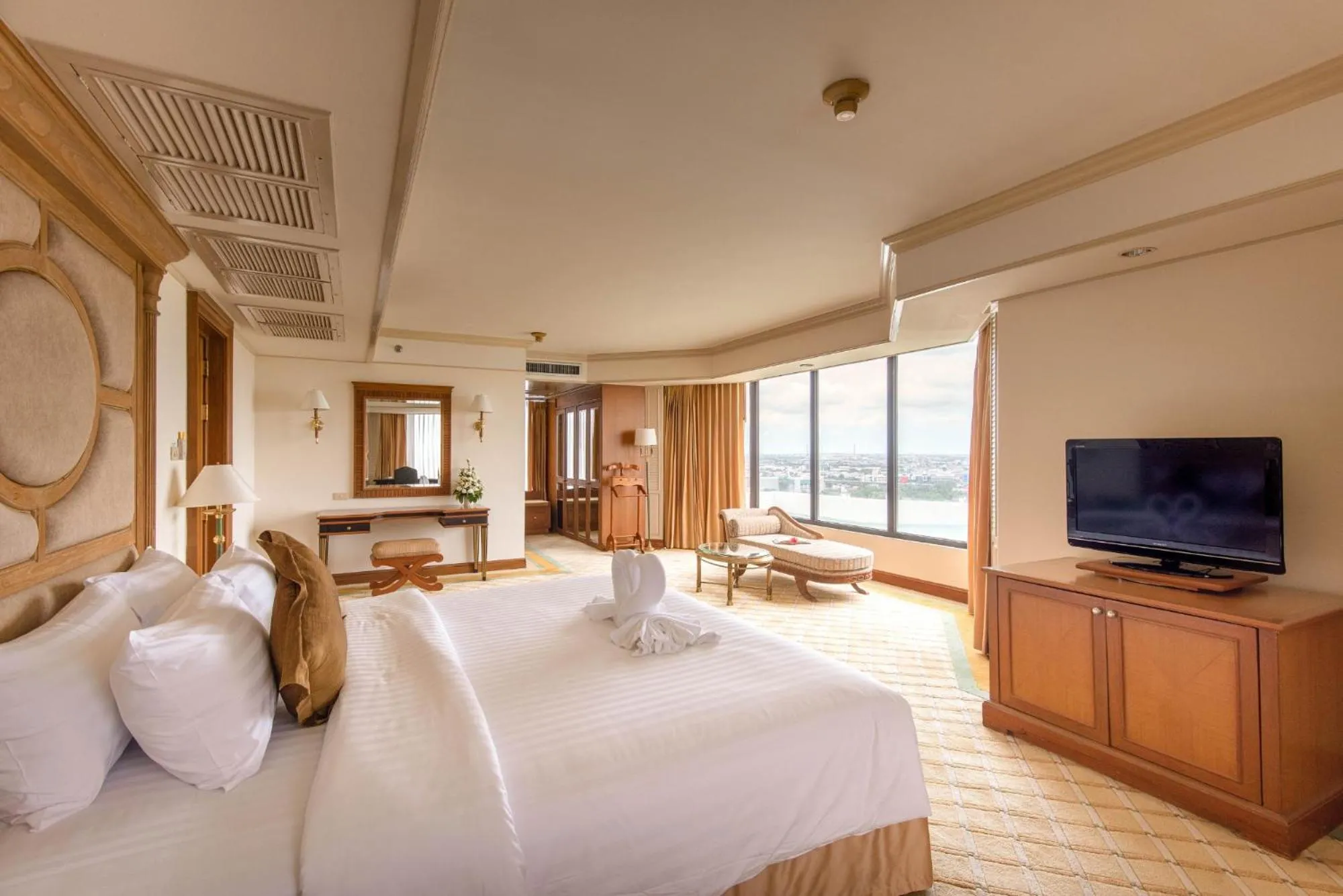 Bed in Montien Riverside Hotel Bangkok