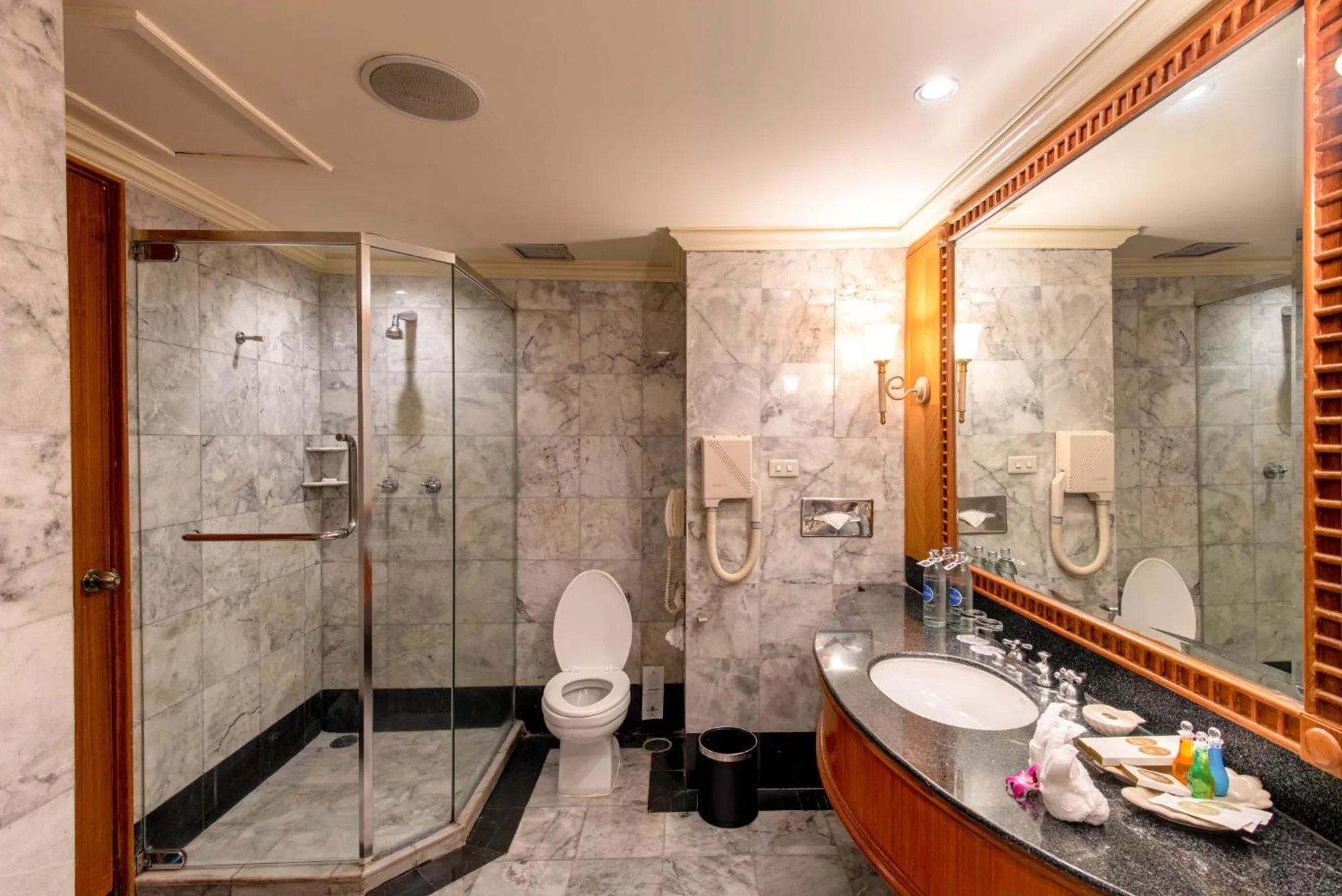 Shower in Montien Riverside Hotel Bangkok