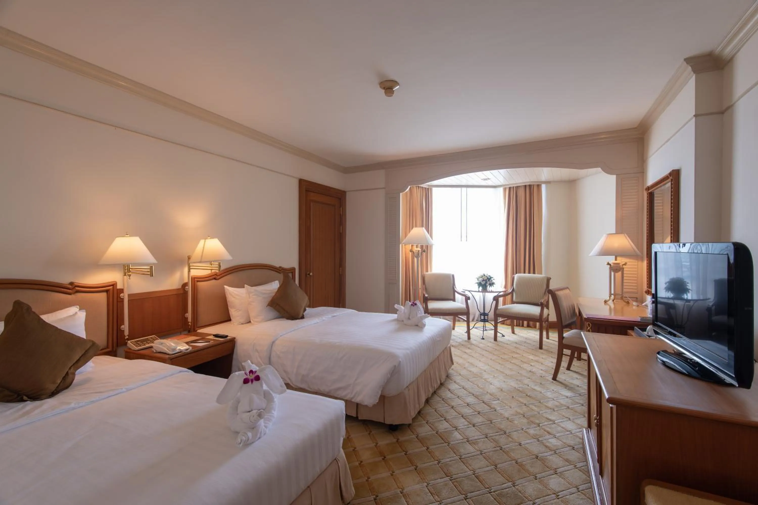 Bedroom, Bed in Montien Riverside Hotel Bangkok