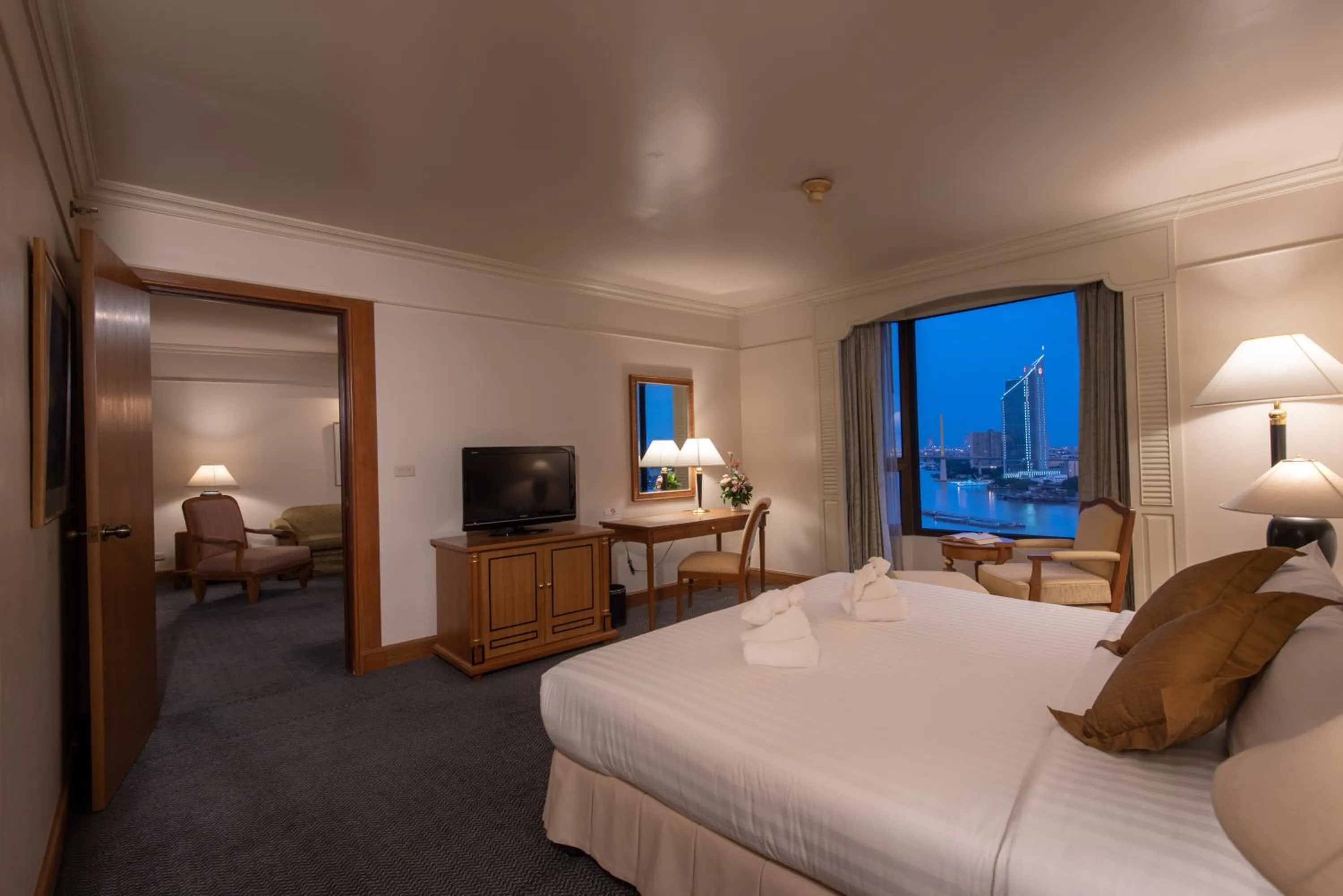 Bedroom, Bed in Montien Riverside Hotel Bangkok