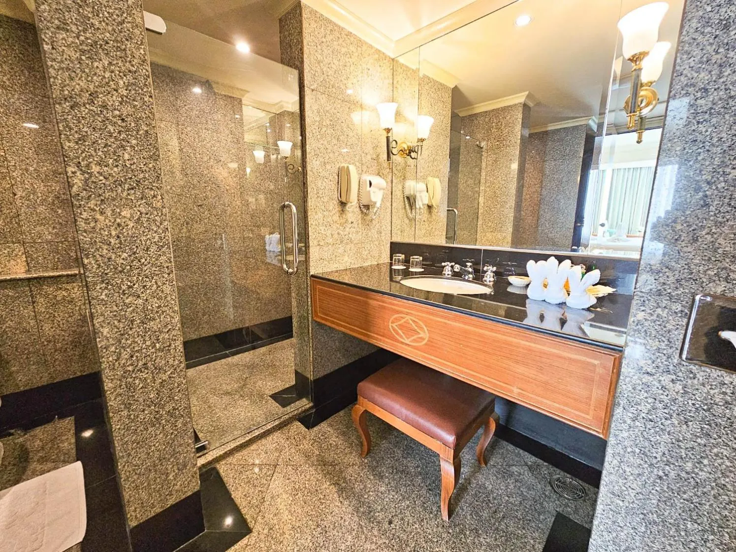 Bathroom in Montien Riverside Hotel Bangkok