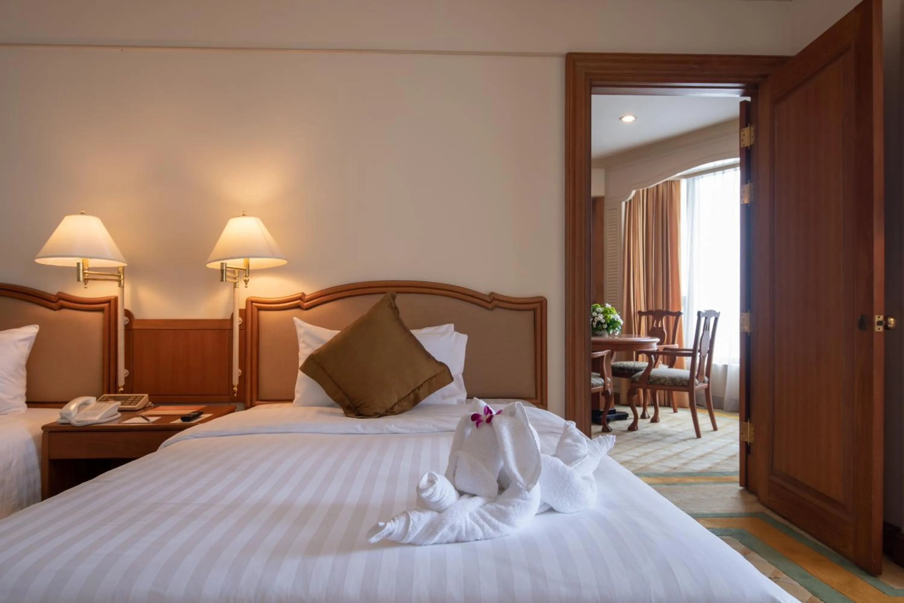 Bedroom, Bed in Montien Riverside Hotel Bangkok