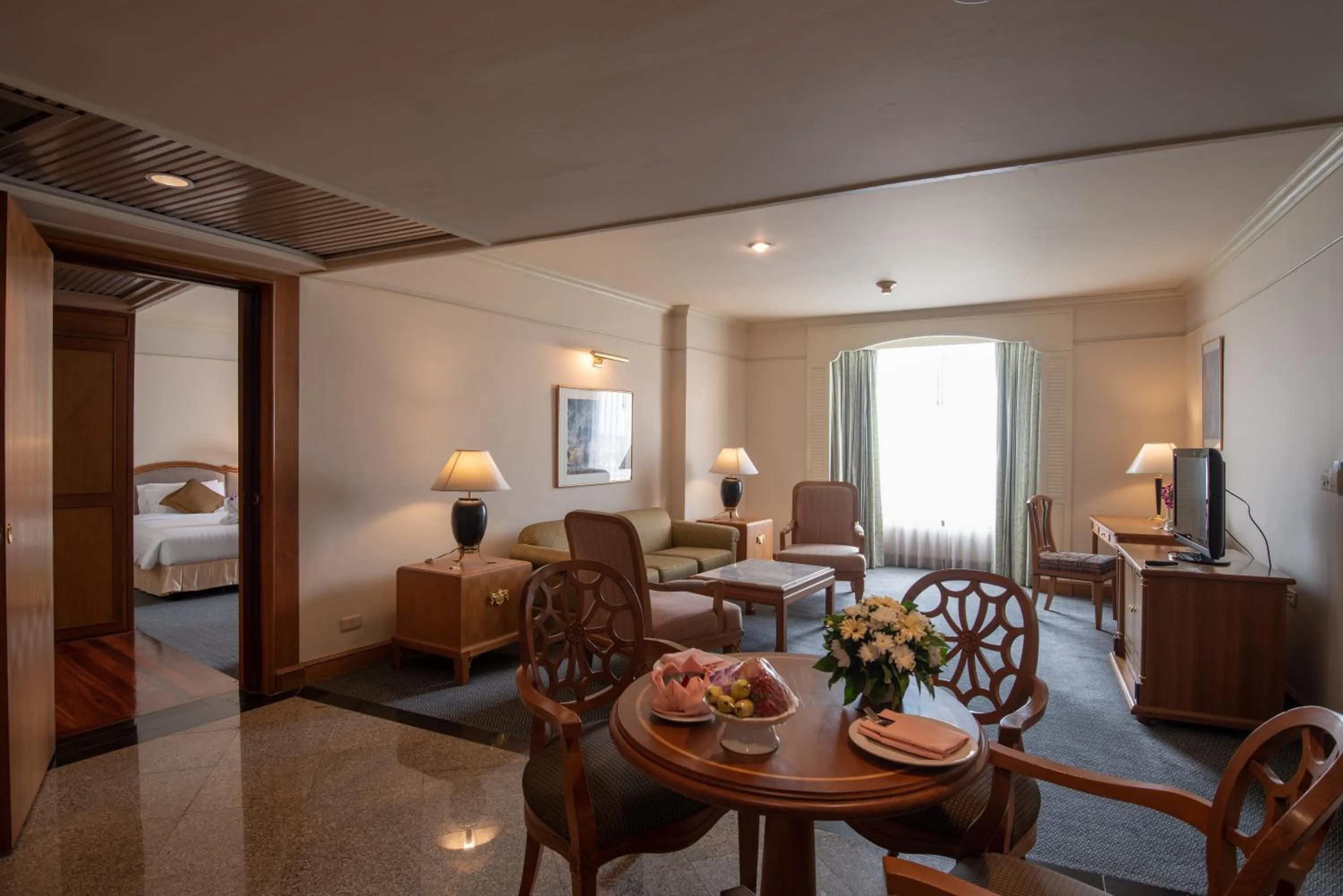 Living room, Bed in Montien Riverside Hotel Bangkok