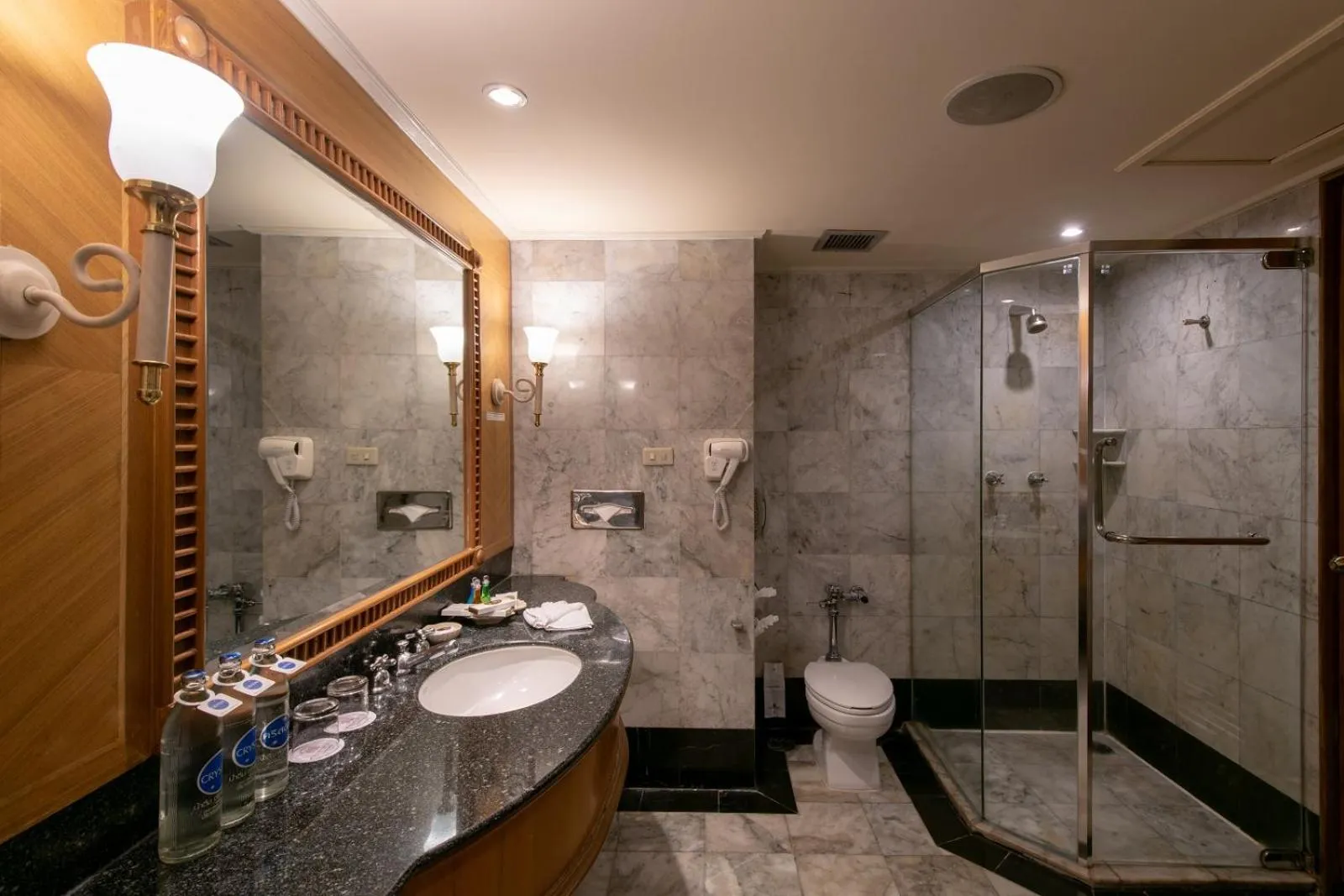 Bathroom in Montien Riverside Hotel Bangkok