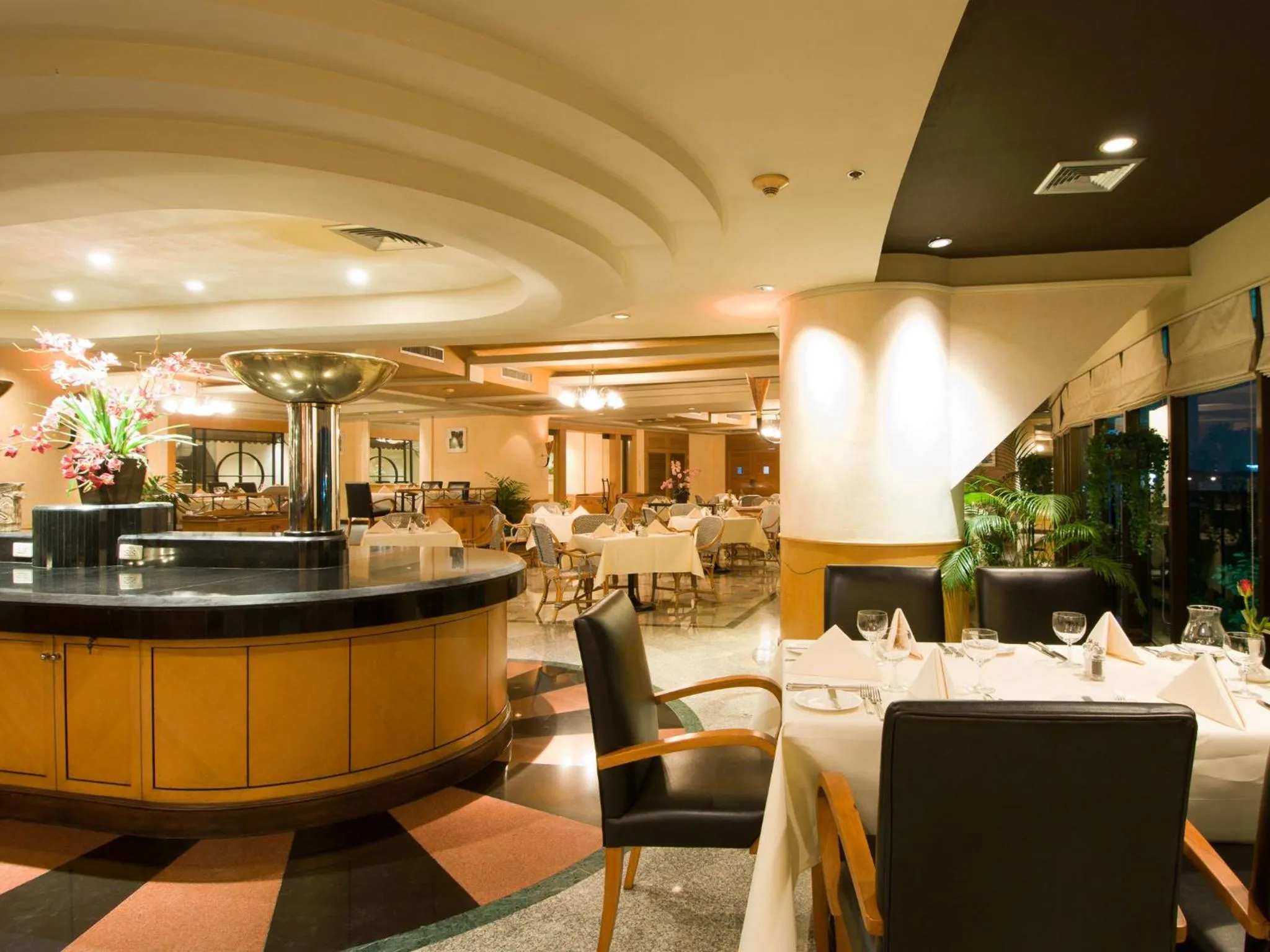 Restaurant/places to eat in Montien Riverside Hotel Bangkok