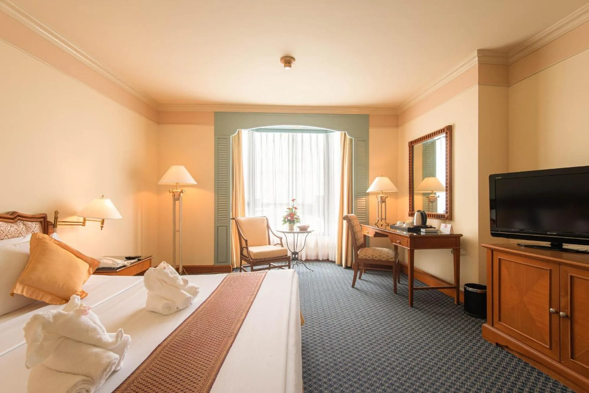 Bed in Montien Riverside Hotel Bangkok