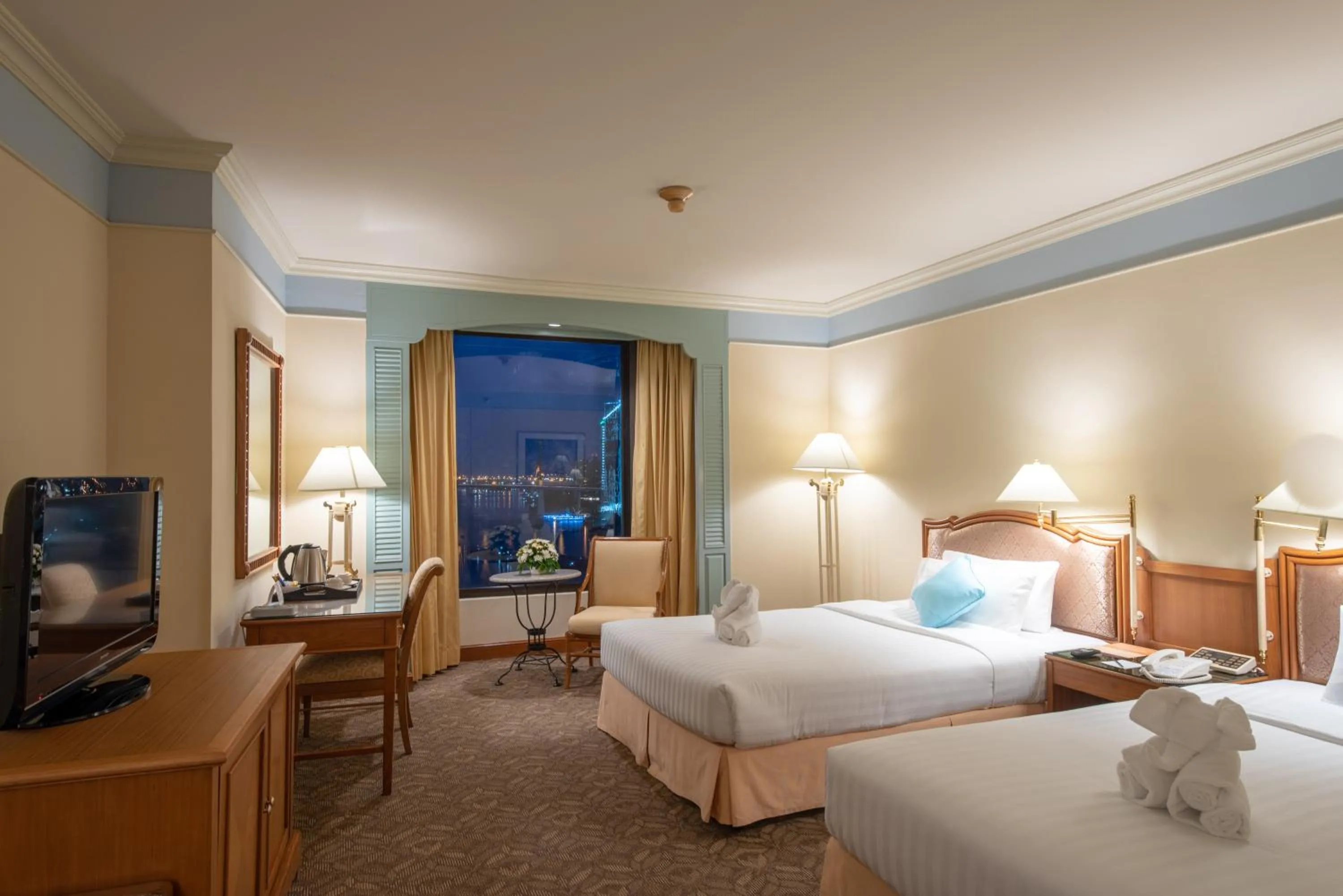 Photo of the whole room, Bed in Montien Riverside Hotel Bangkok