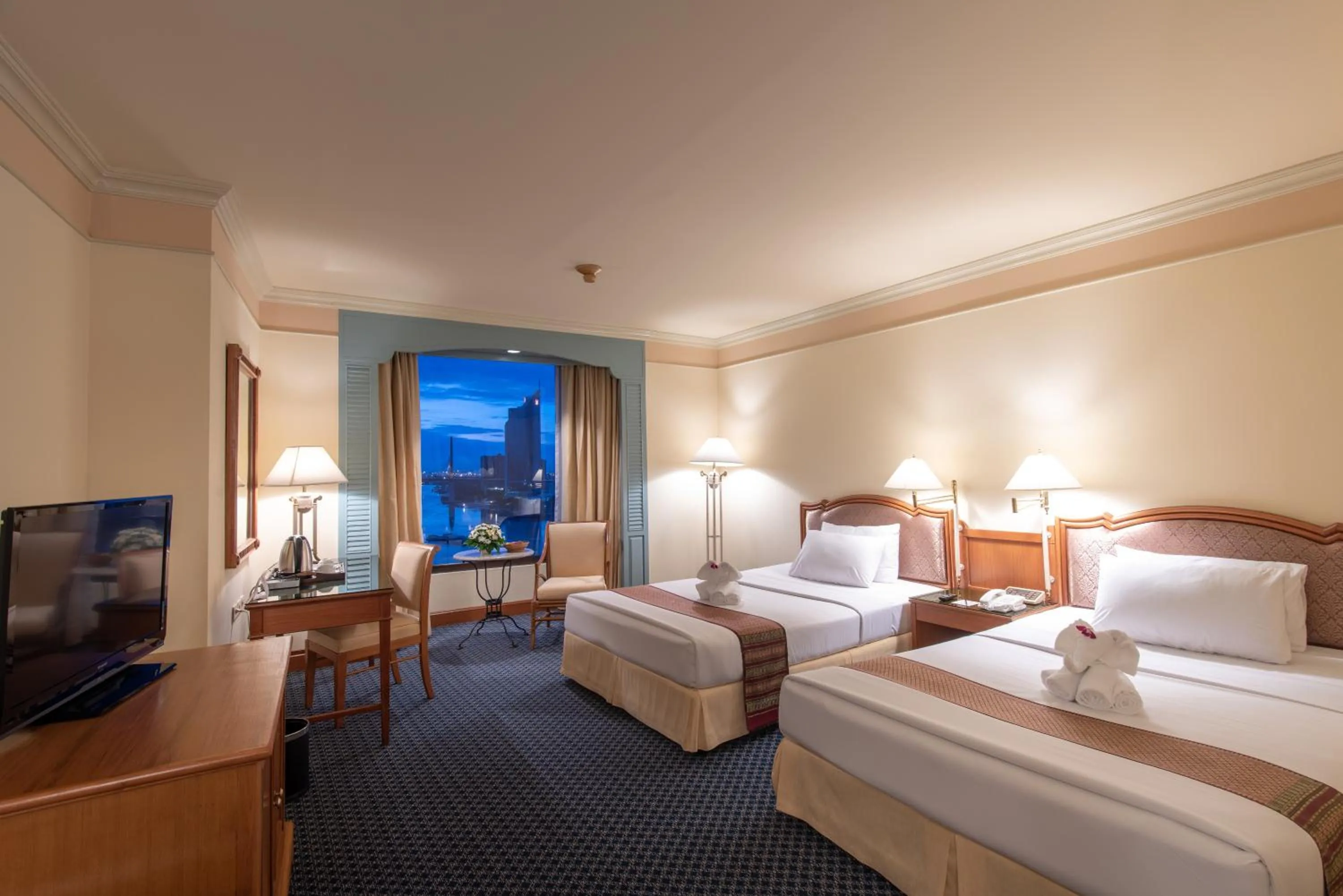 Photo of the whole room, Bed in Montien Riverside Hotel Bangkok