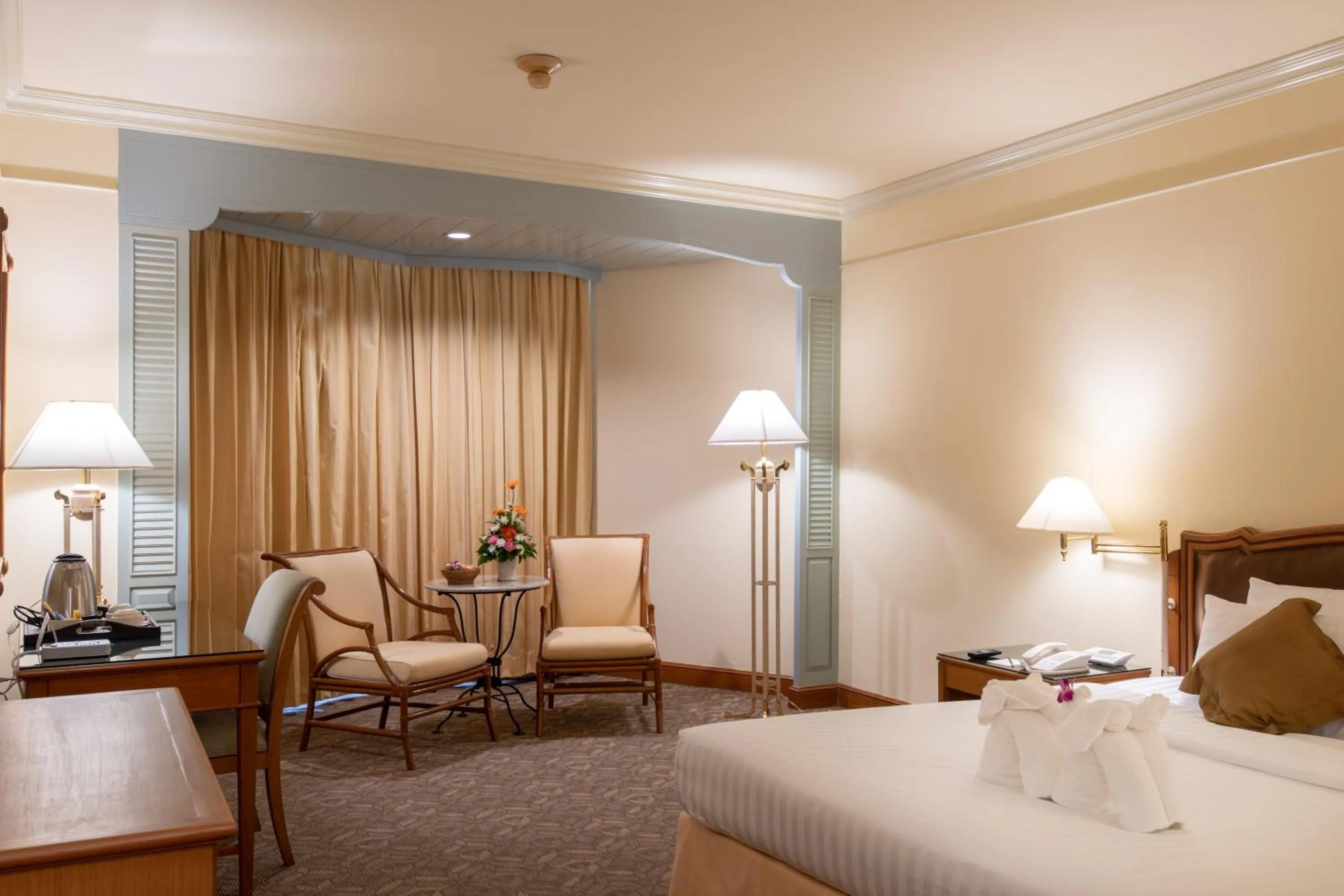 Seating area, Bed in Montien Riverside Hotel Bangkok