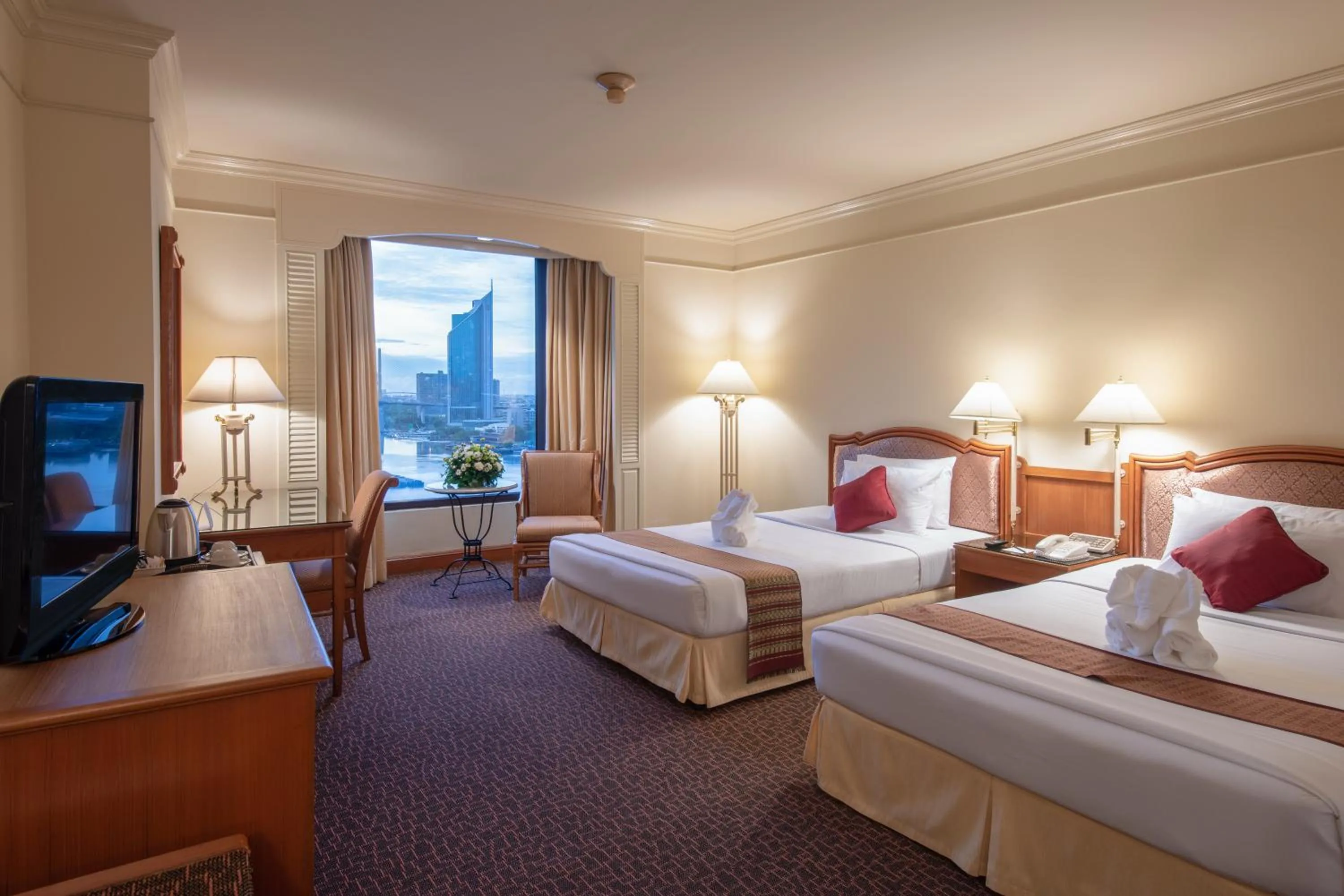 Photo of the whole room, Bed in Montien Riverside Hotel Bangkok