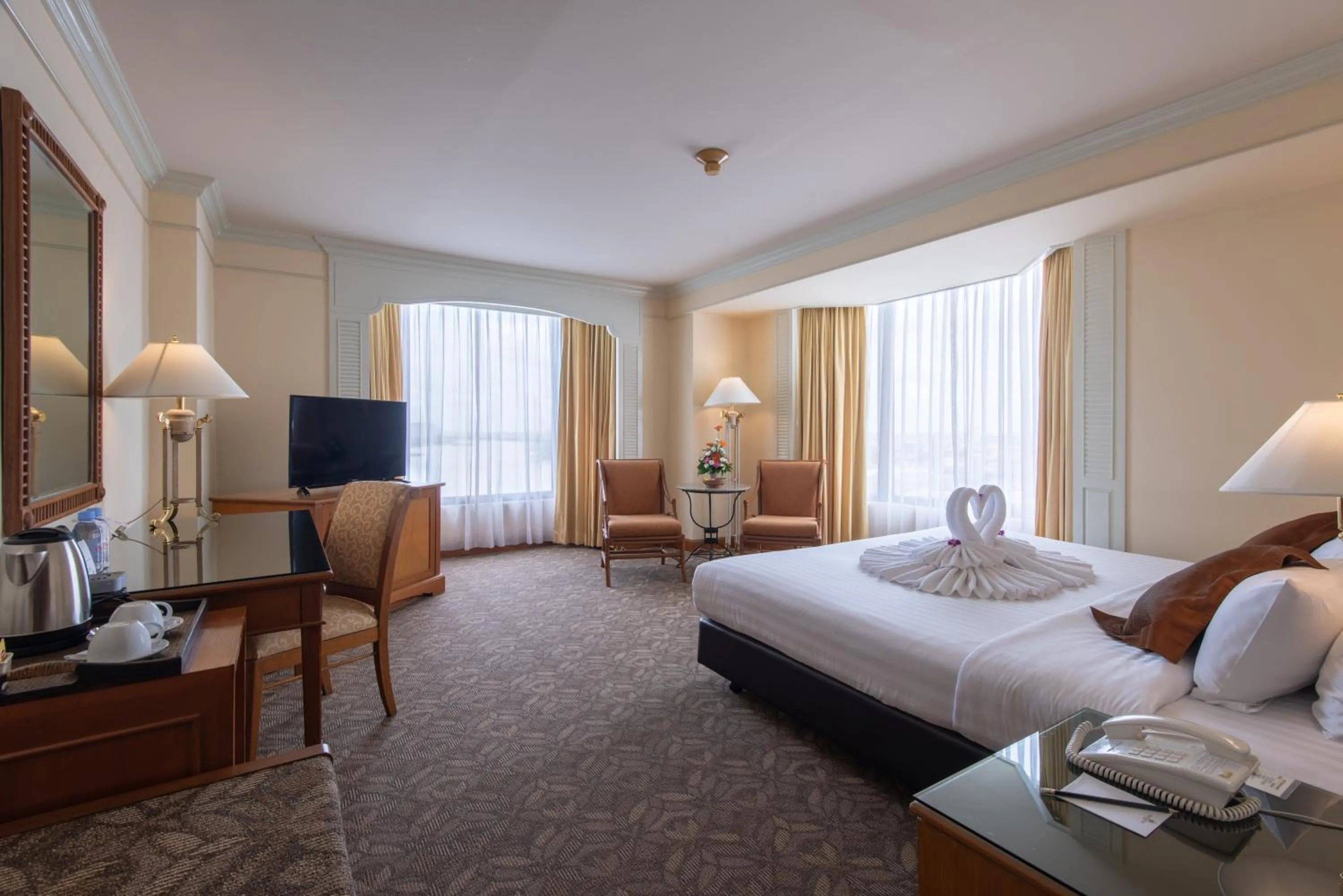 Photo of the whole room, Bed in Montien Riverside Hotel Bangkok