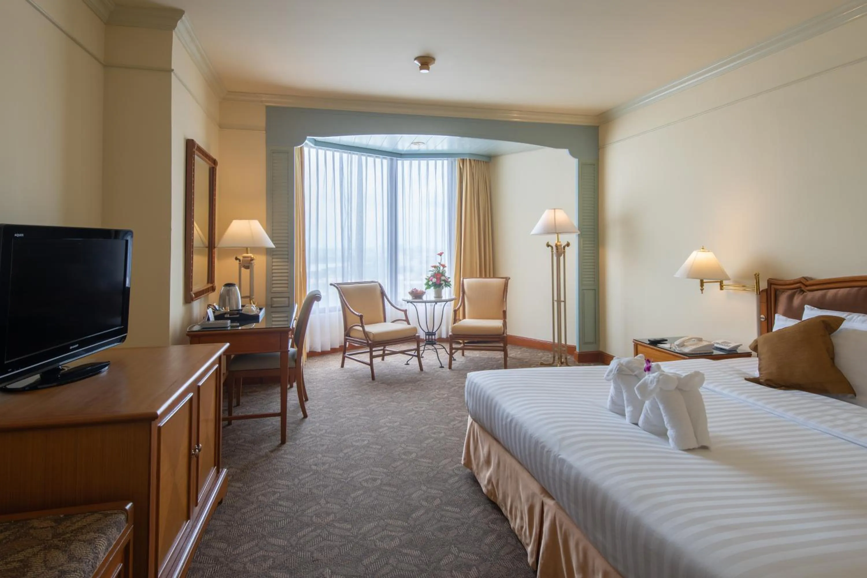 Photo of the whole room, Bed in Montien Riverside Hotel Bangkok