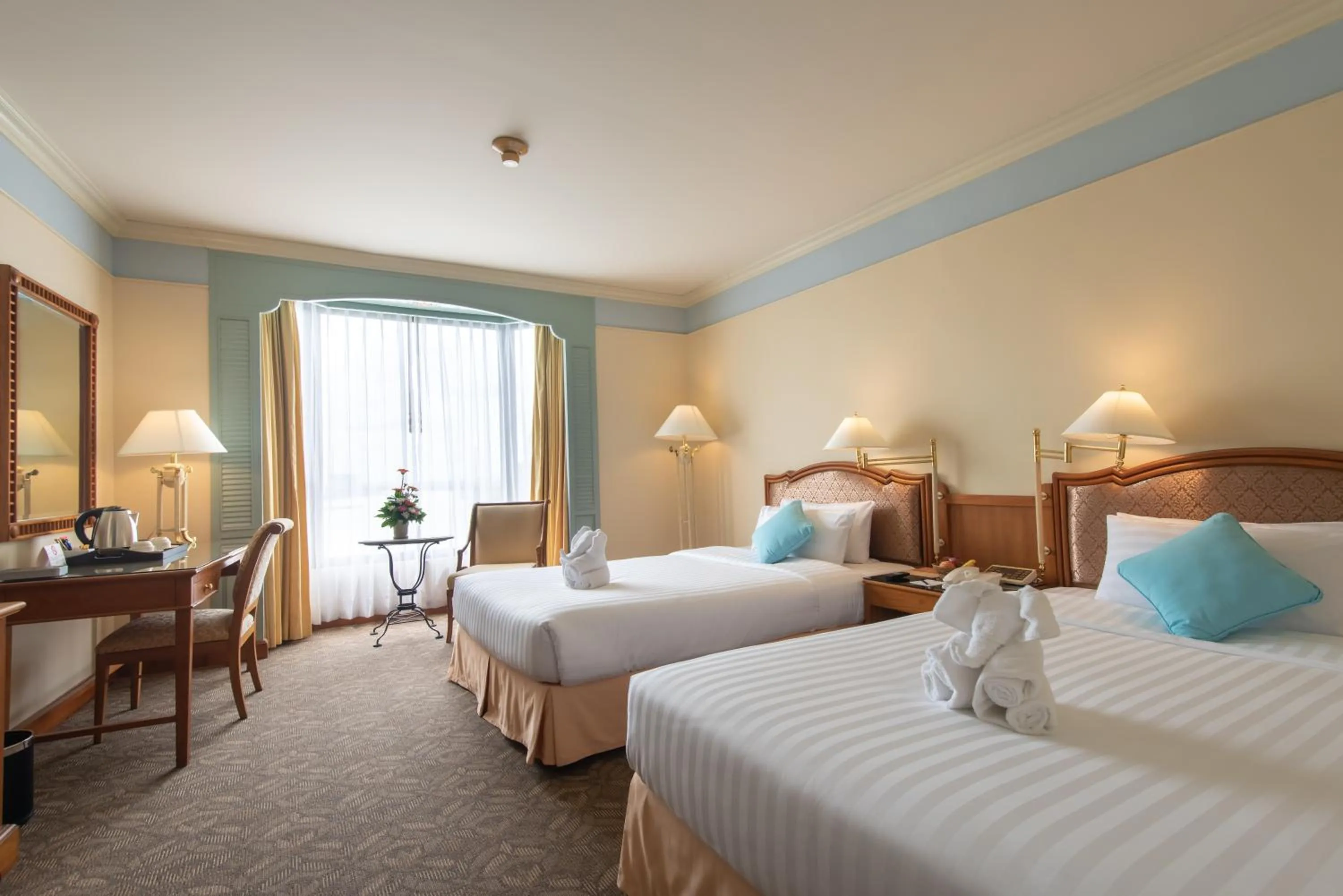 Photo of the whole room, Bed in Montien Riverside Hotel Bangkok