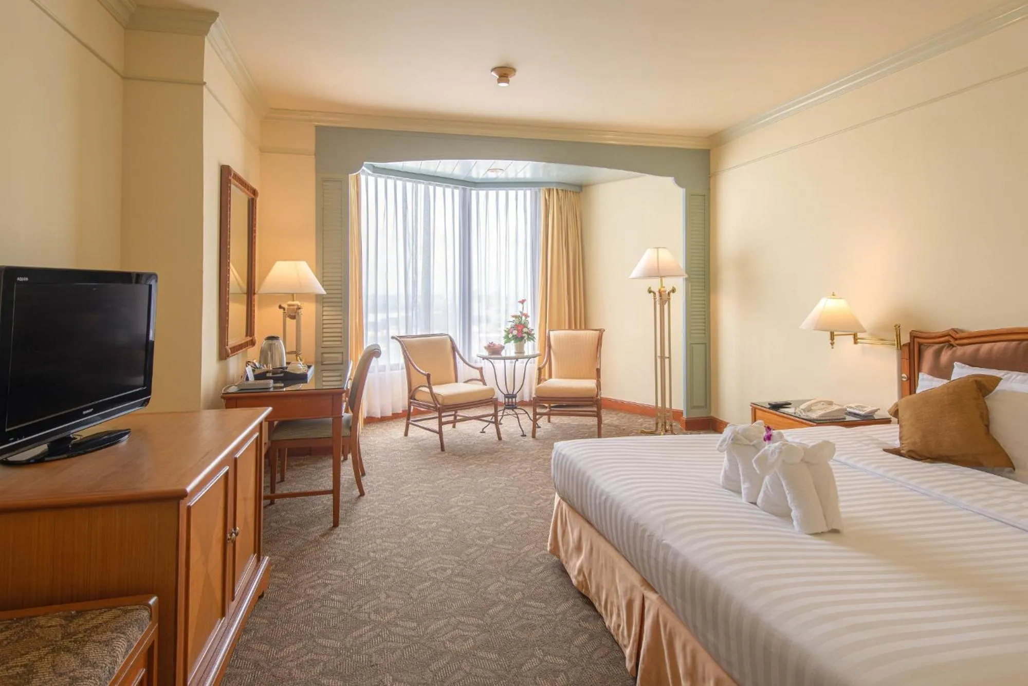 Bed in Montien Riverside Hotel Bangkok