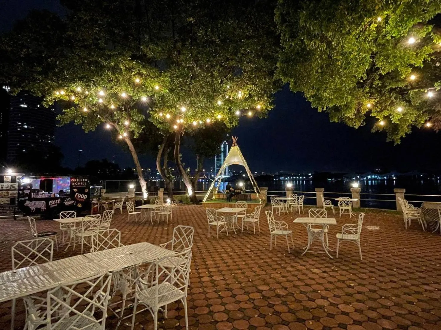 Restaurant/places to eat in Montien Riverside Hotel Bangkok
