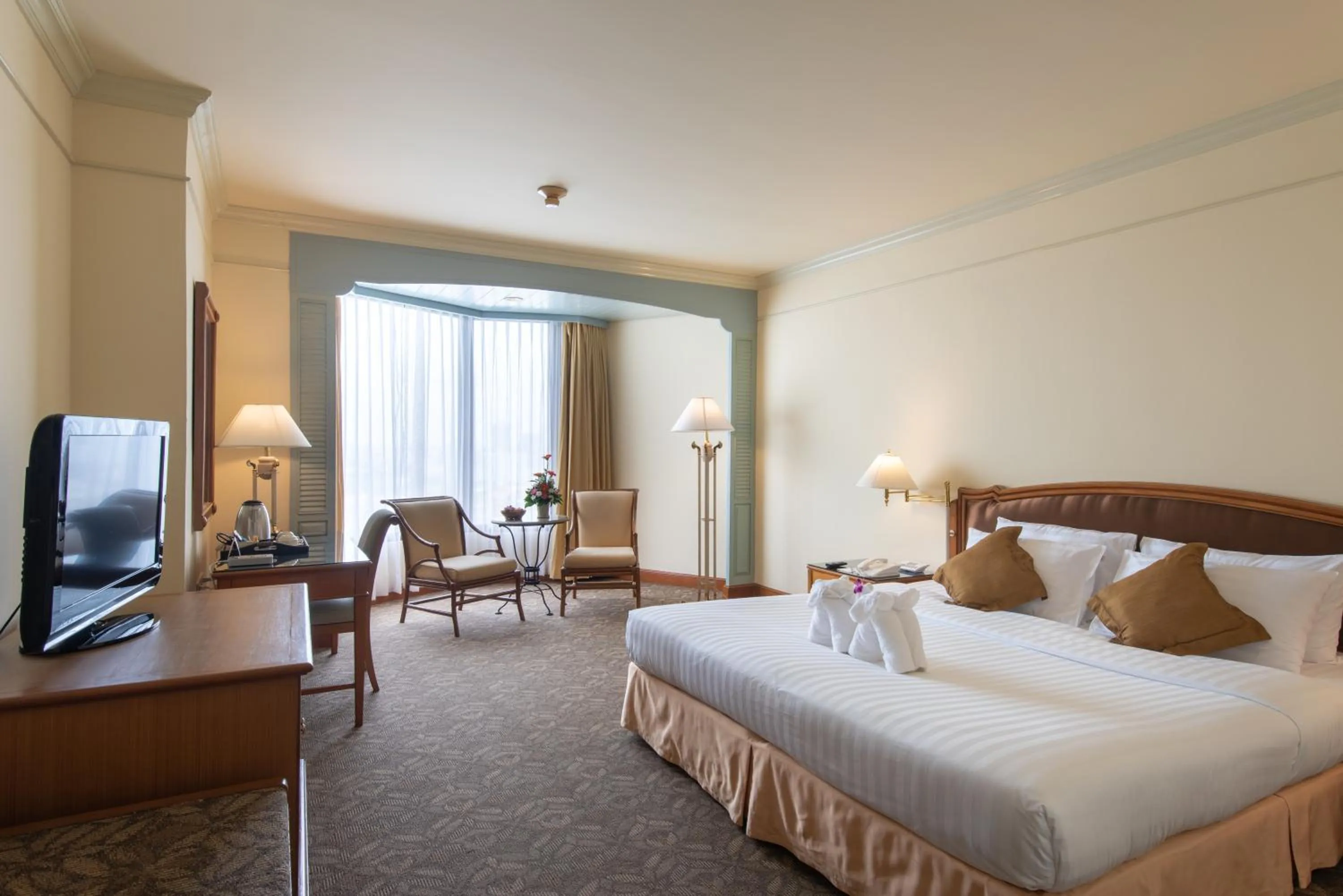 Photo of the whole room, Bed in Montien Riverside Hotel Bangkok