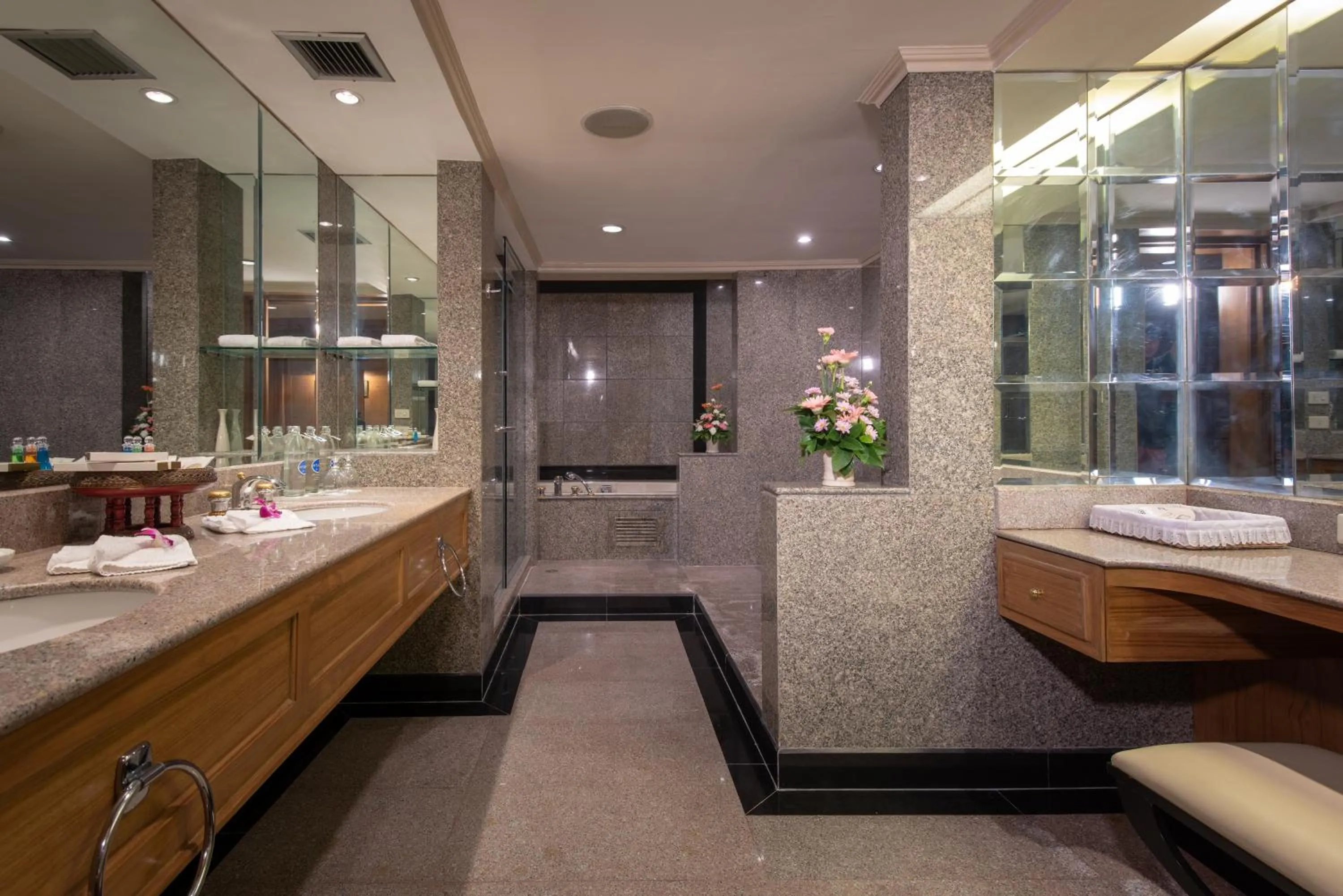 Bathroom in Montien Riverside Hotel Bangkok