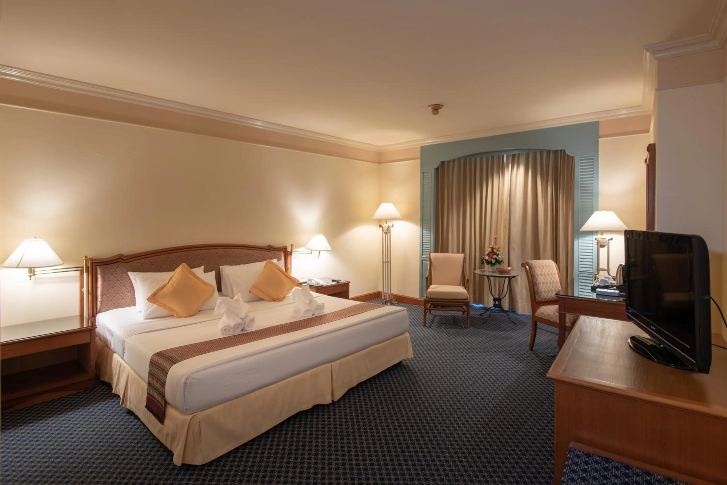 Photo of the whole room, Bed in Montien Riverside Hotel Bangkok