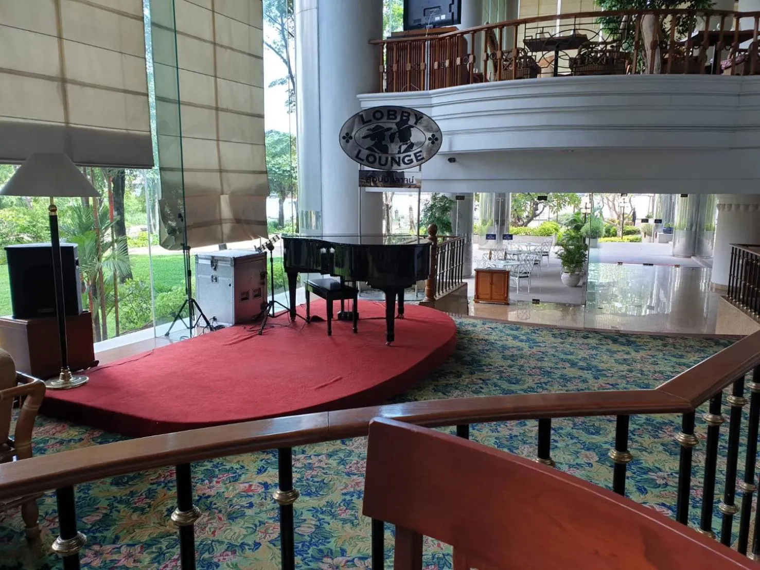 Evening entertainment in Montien Riverside Hotel Bangkok