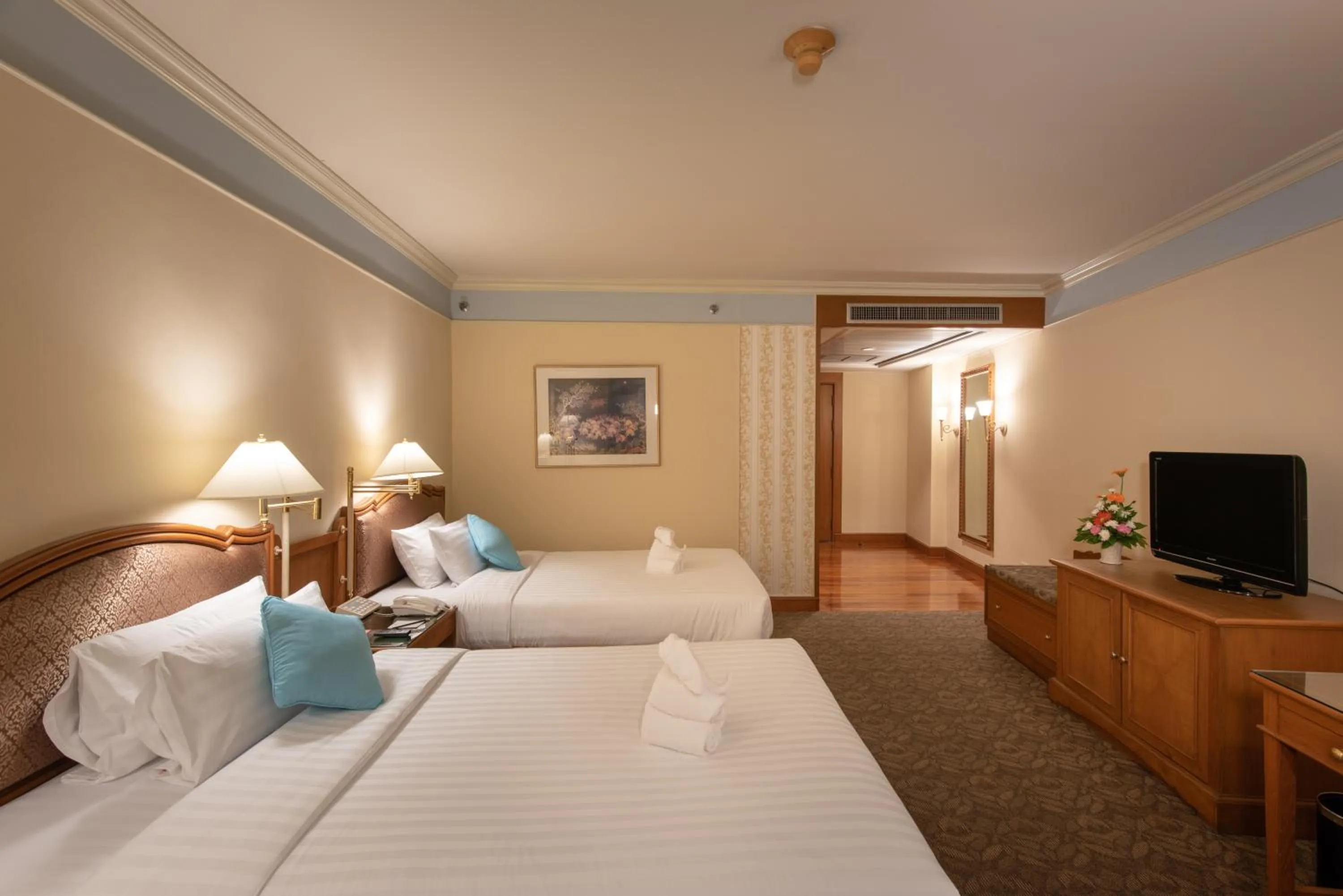 Bedroom, Bed in Montien Riverside Hotel Bangkok