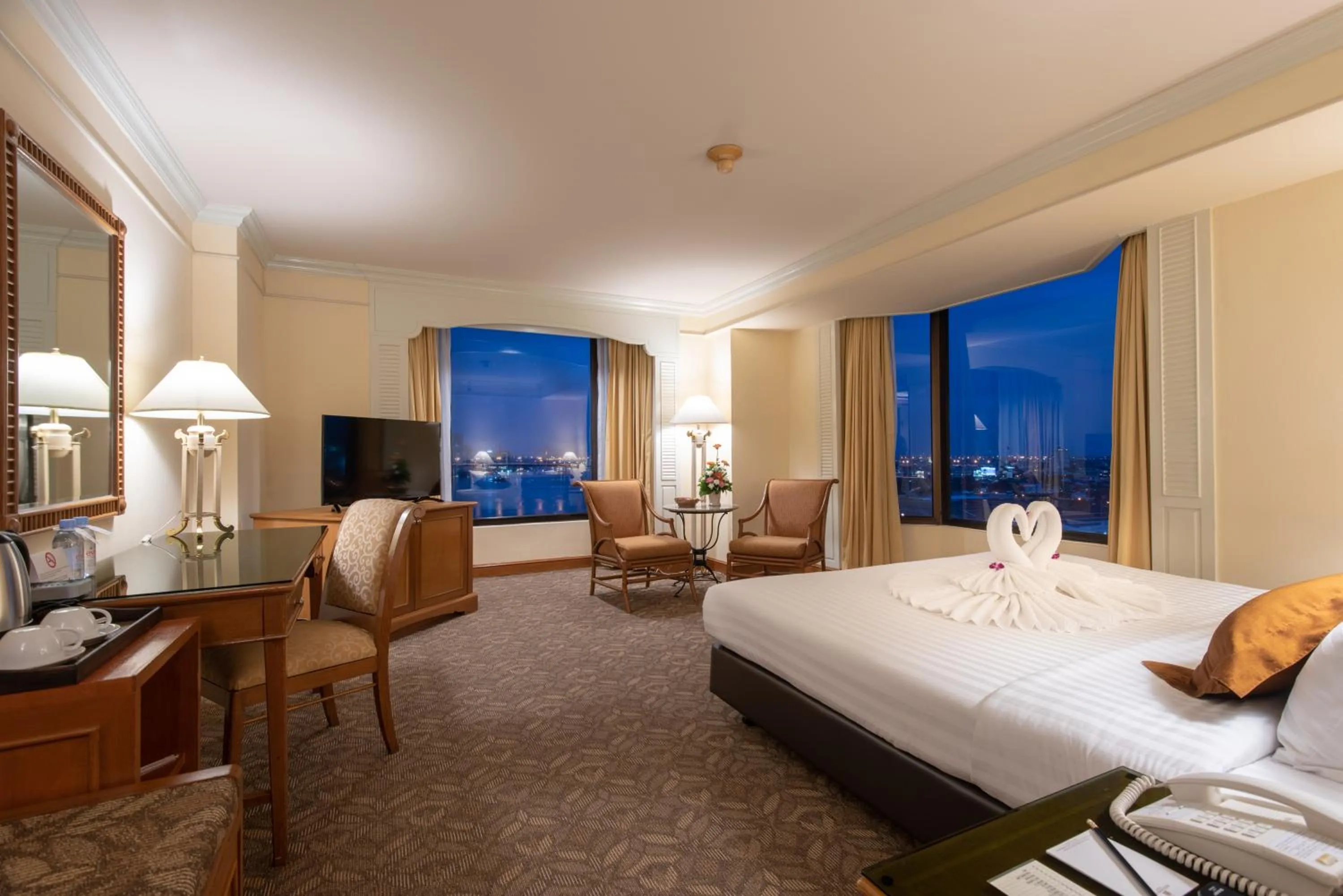 Photo of the whole room, Bed in Montien Riverside Hotel Bangkok