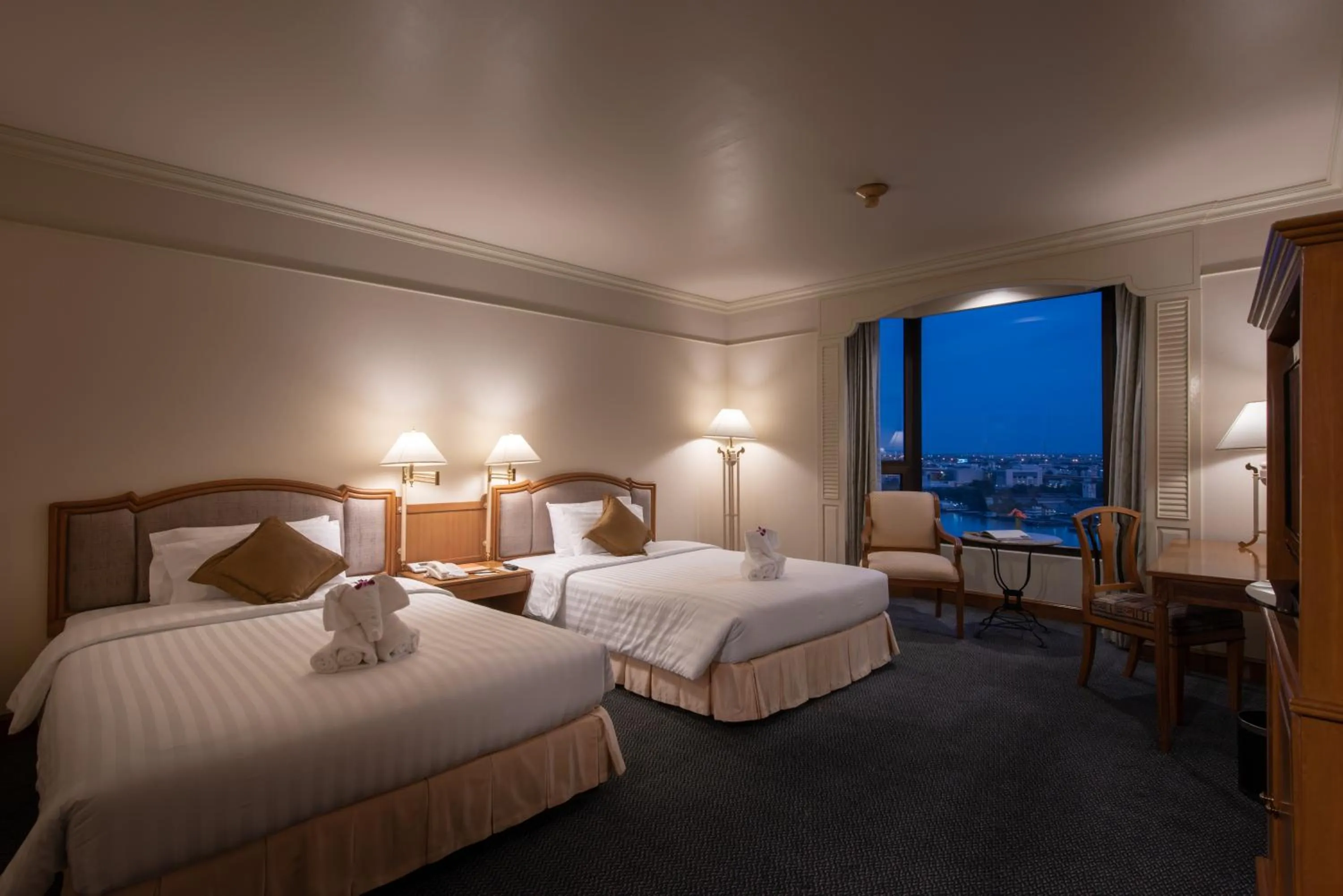 Bedroom, Bed in Montien Riverside Hotel Bangkok