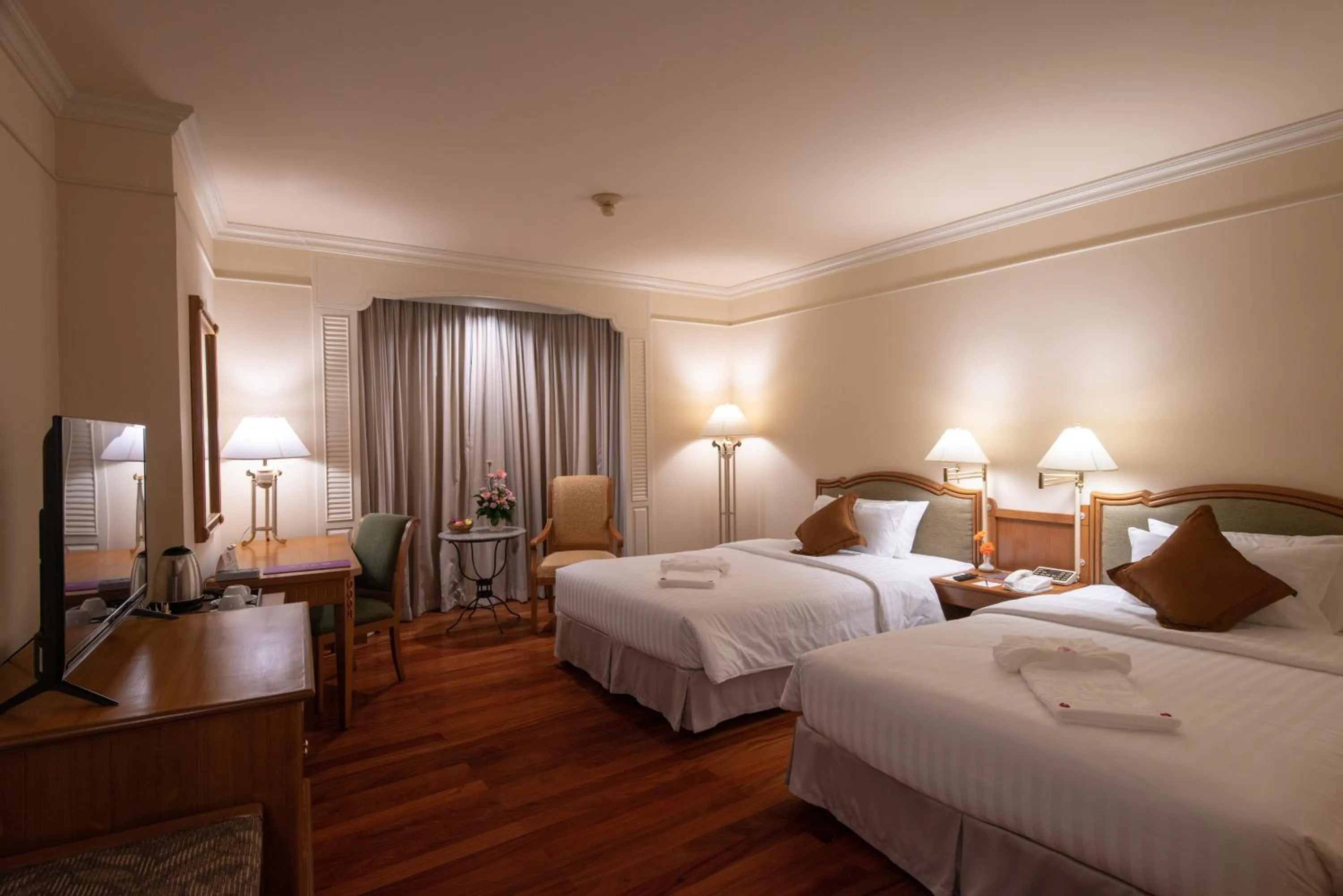 Photo of the whole room, Bed in Montien Riverside Hotel Bangkok