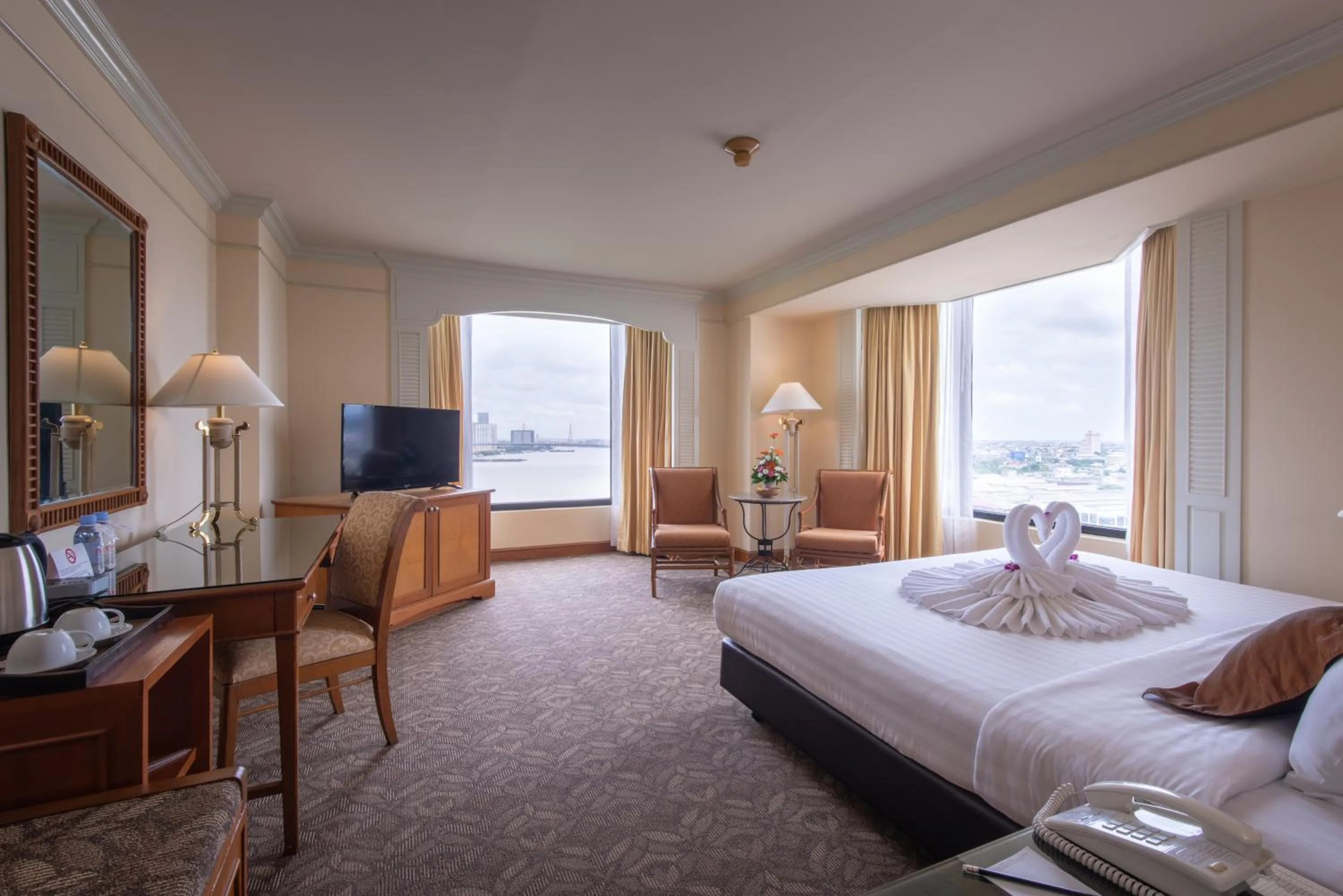 Photo of the whole room, Bed in Montien Riverside Hotel Bangkok