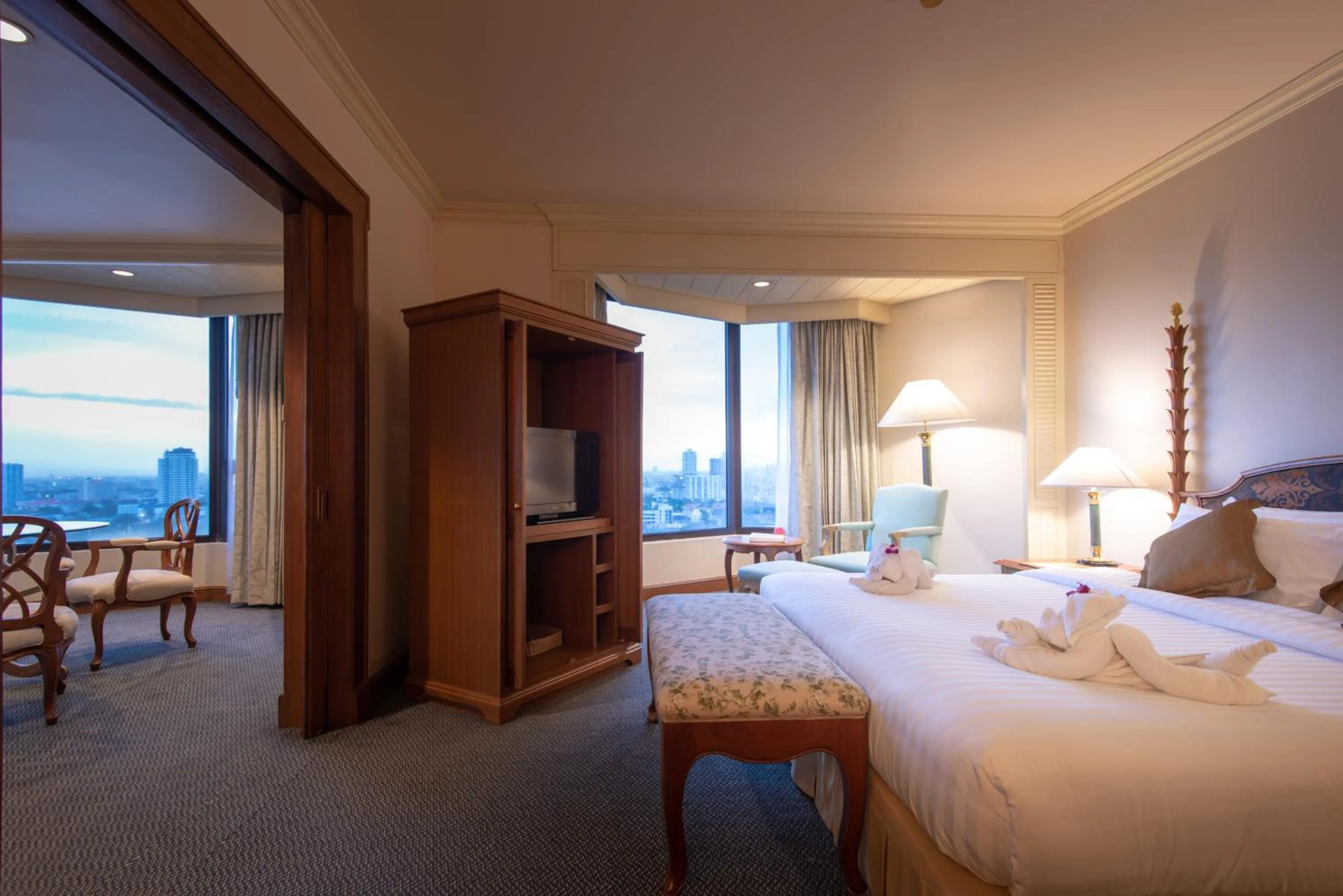 Bedroom, Bed in Montien Riverside Hotel Bangkok