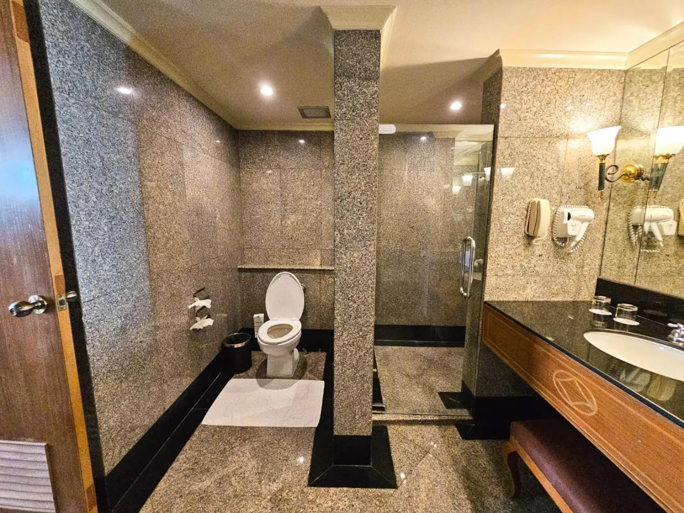 Bathroom in Montien Riverside Hotel Bangkok