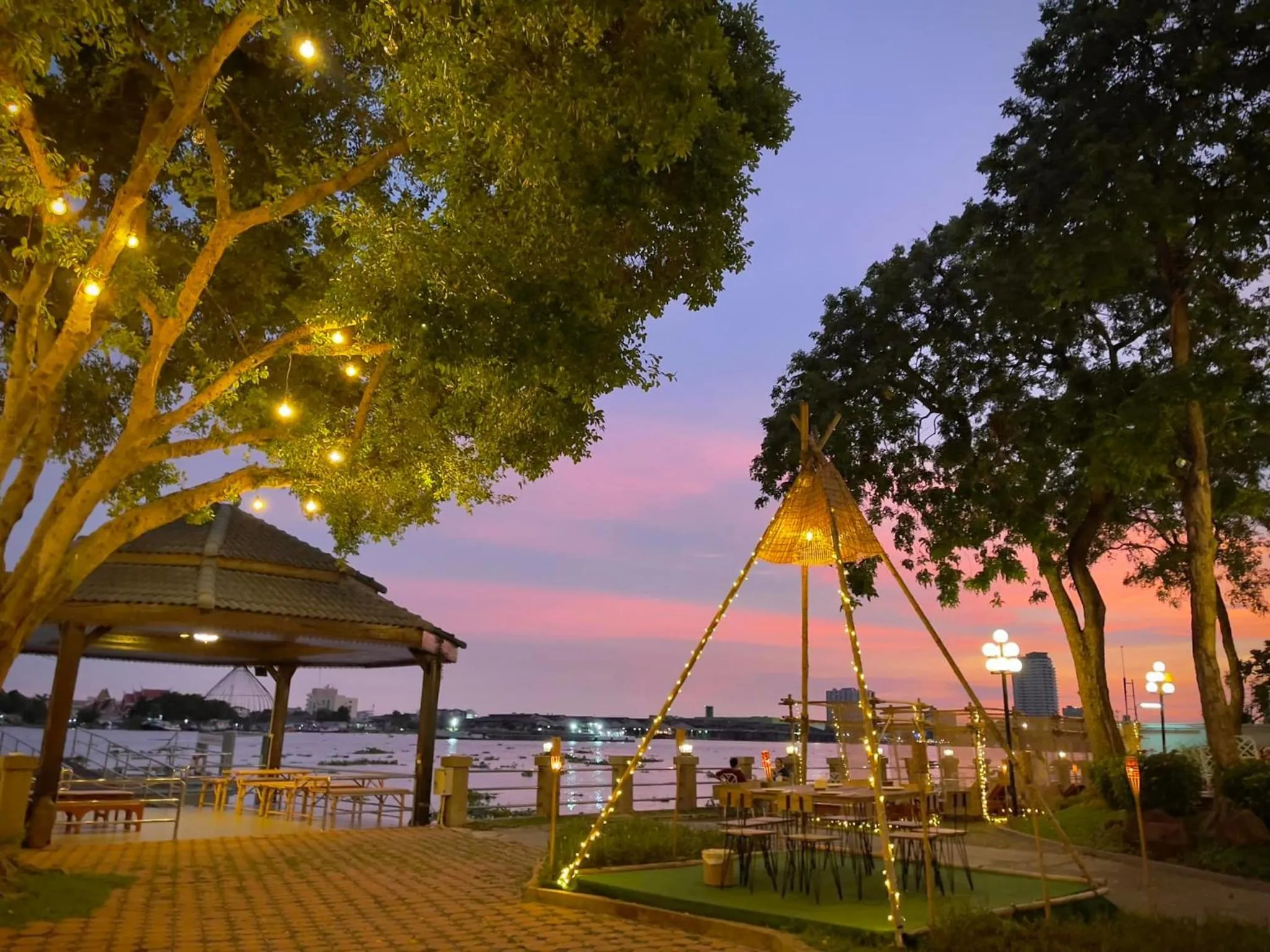 Restaurant/places to eat in Montien Riverside Hotel Bangkok