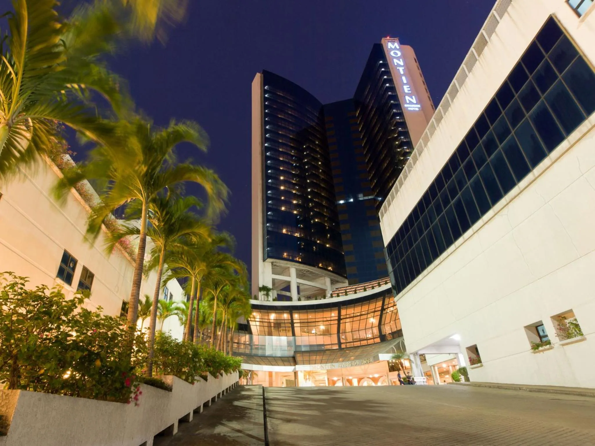 Facade/entrance in Montien Riverside Hotel Bangkok