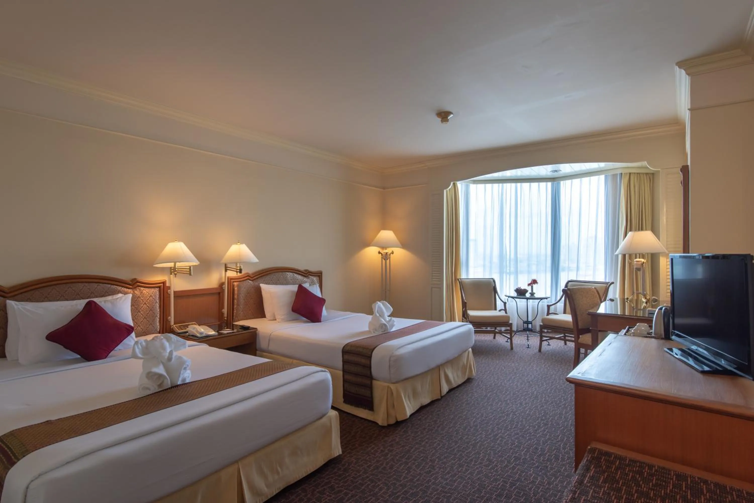 Photo of the whole room, Bed in Montien Riverside Hotel Bangkok