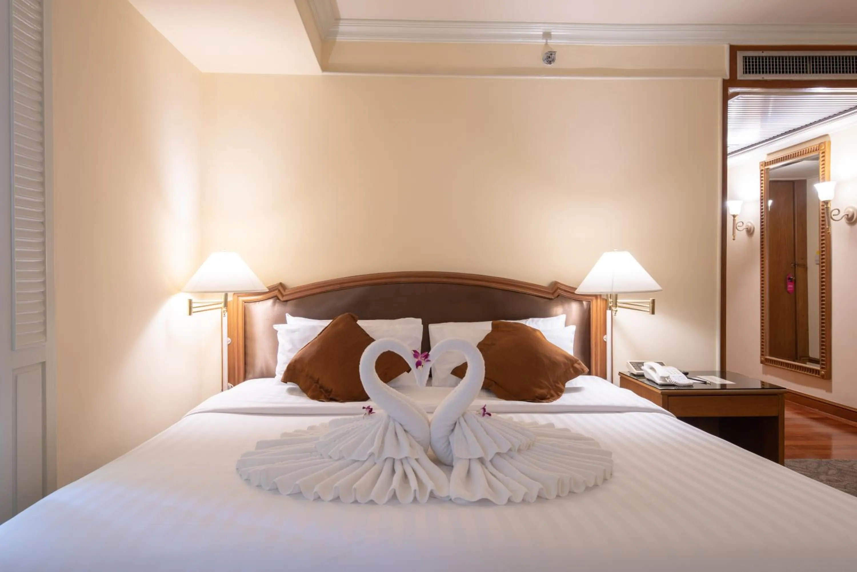 Bed in Montien Riverside Hotel Bangkok