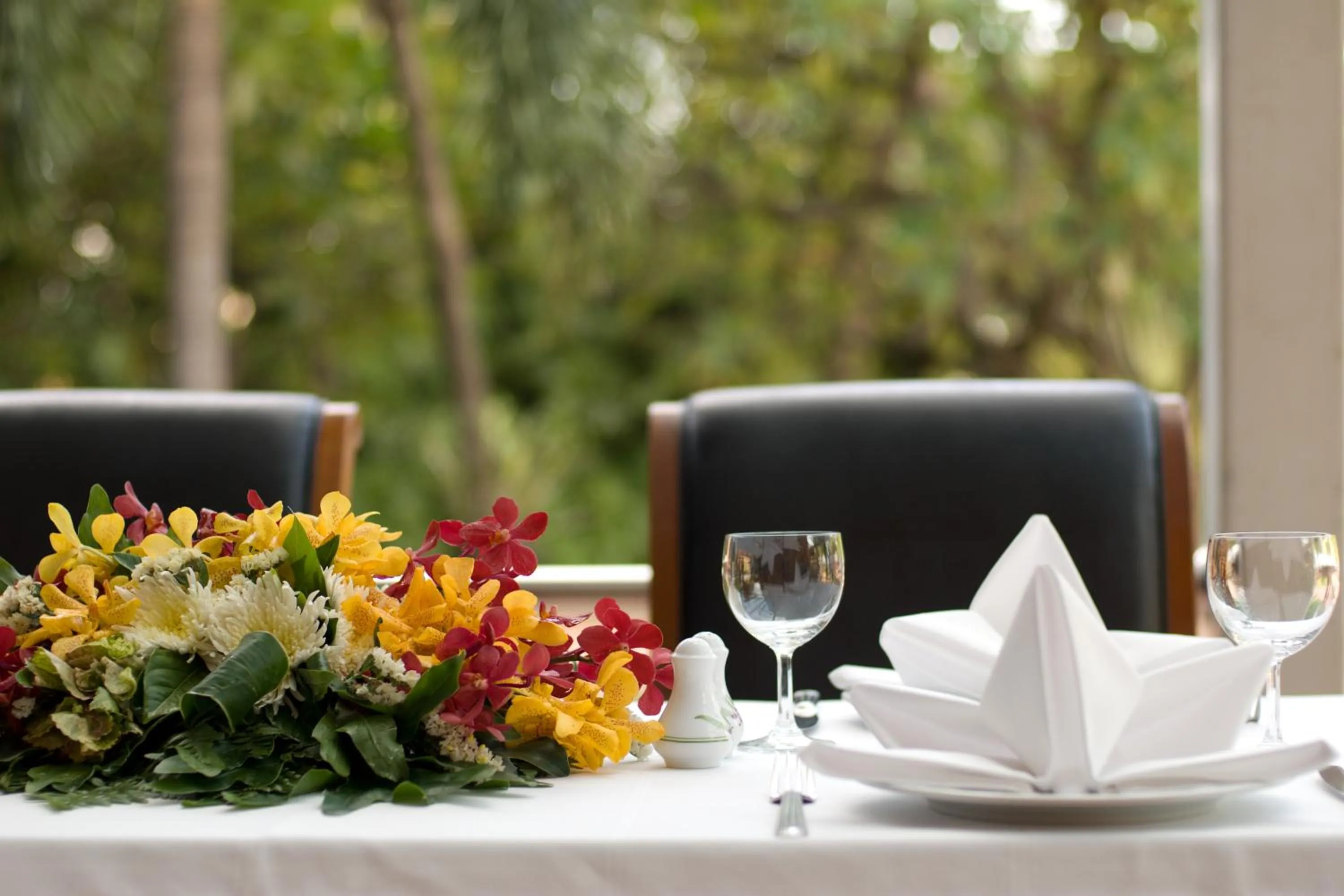 Restaurant/places to eat in Montien Riverside Hotel Bangkok