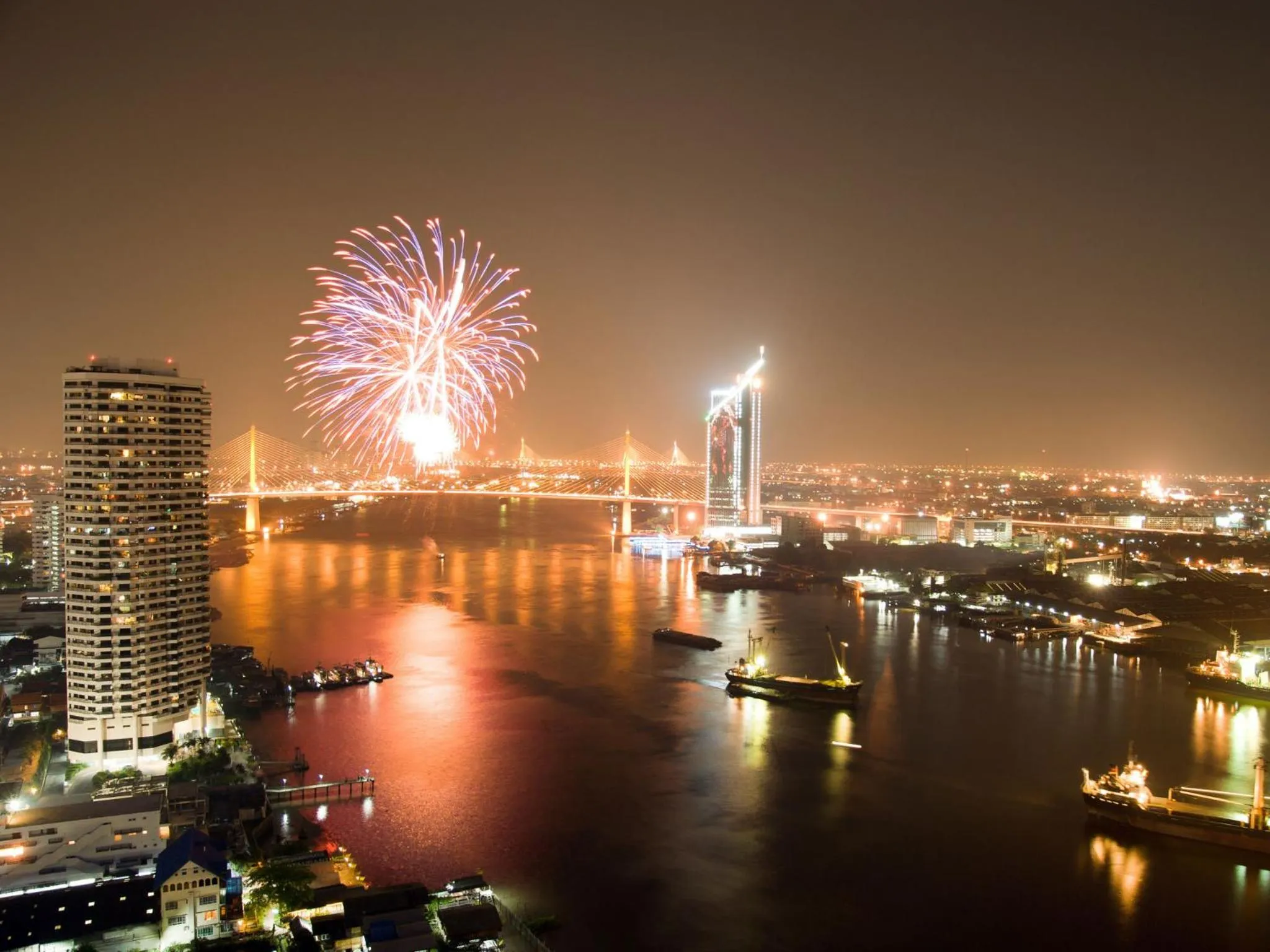 River view in Montien Riverside Hotel Bangkok