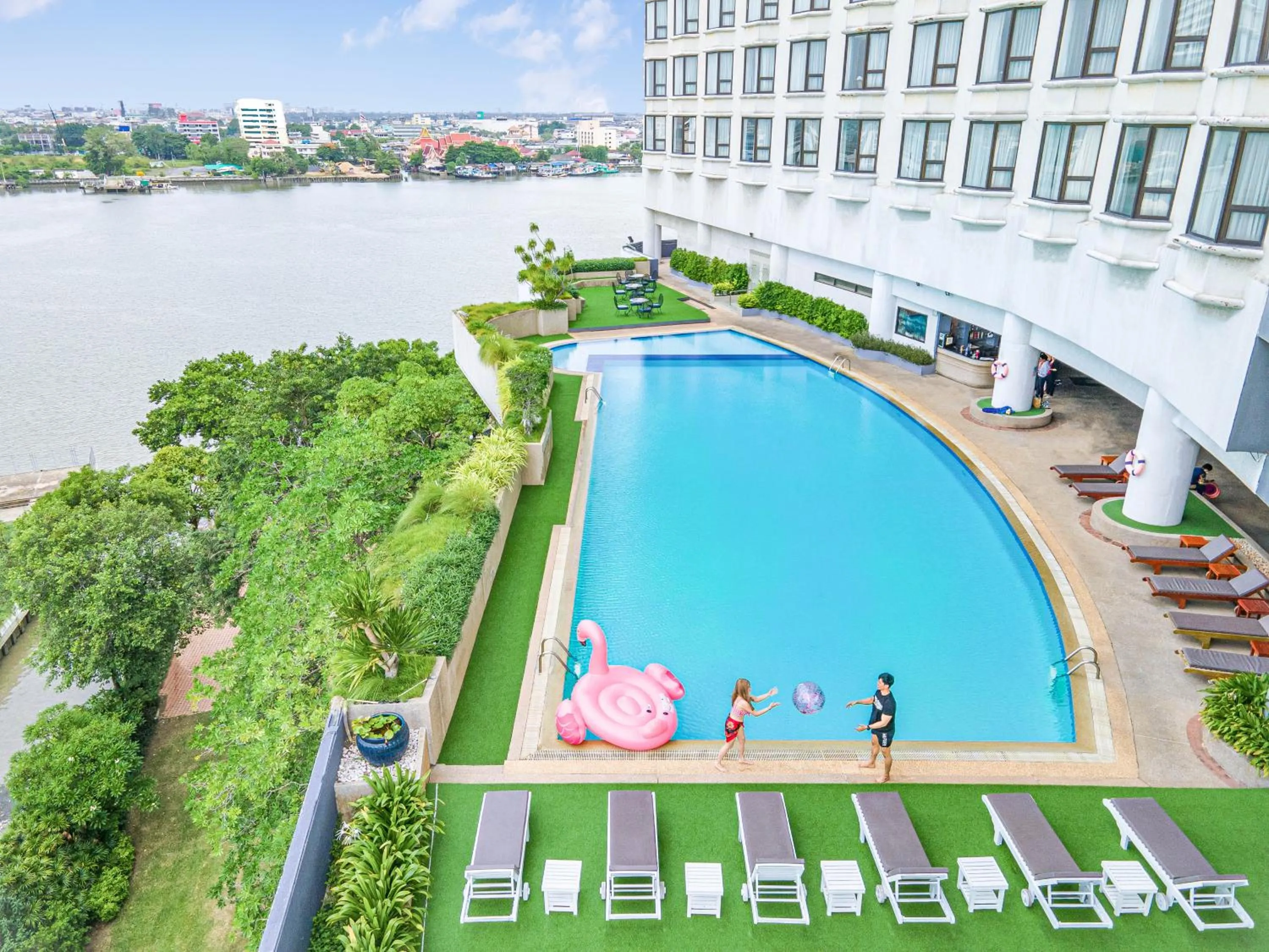 Pool view in Montien Riverside Hotel Bangkok