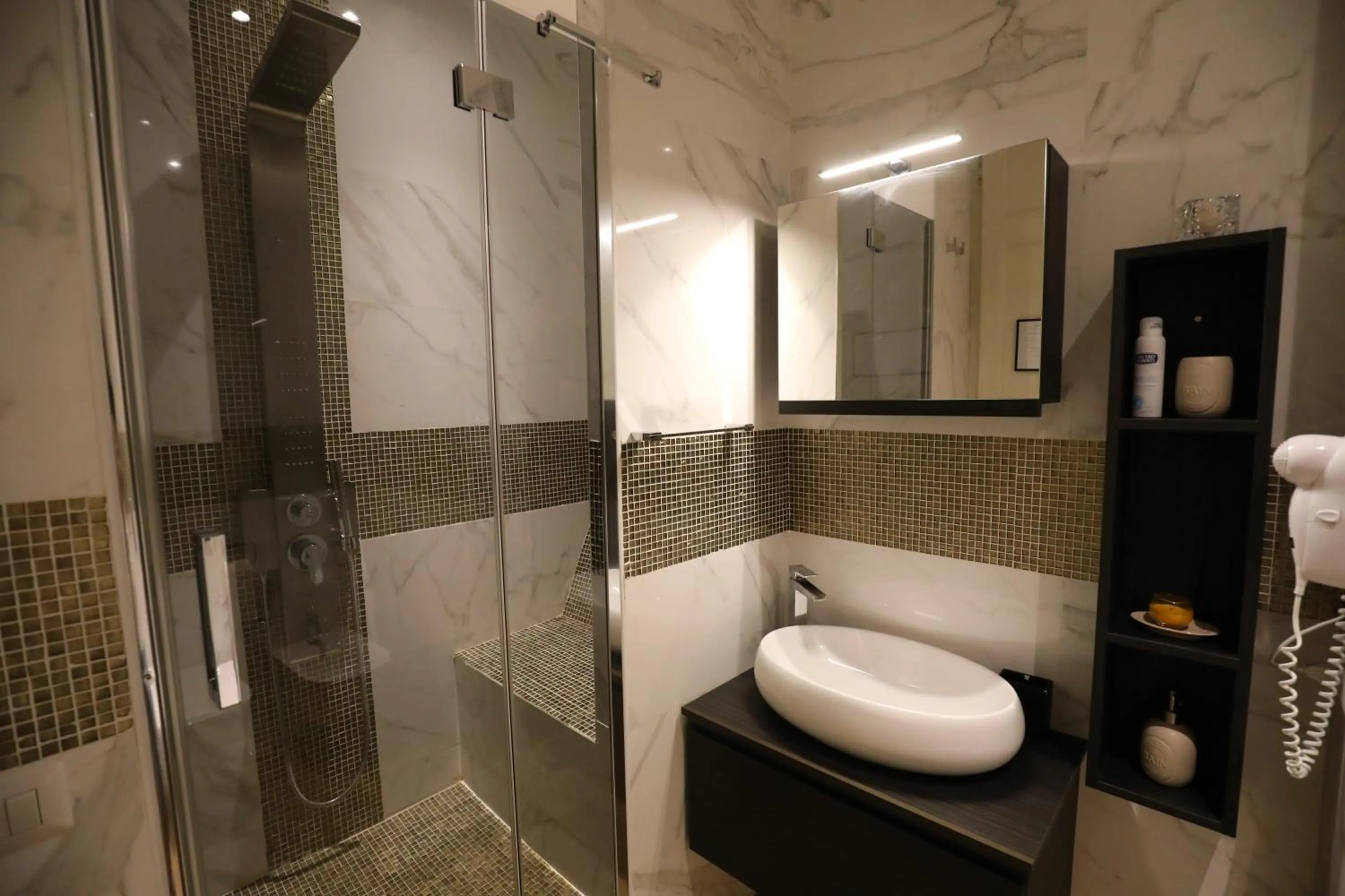 Shower in Vico Gelso Napoli