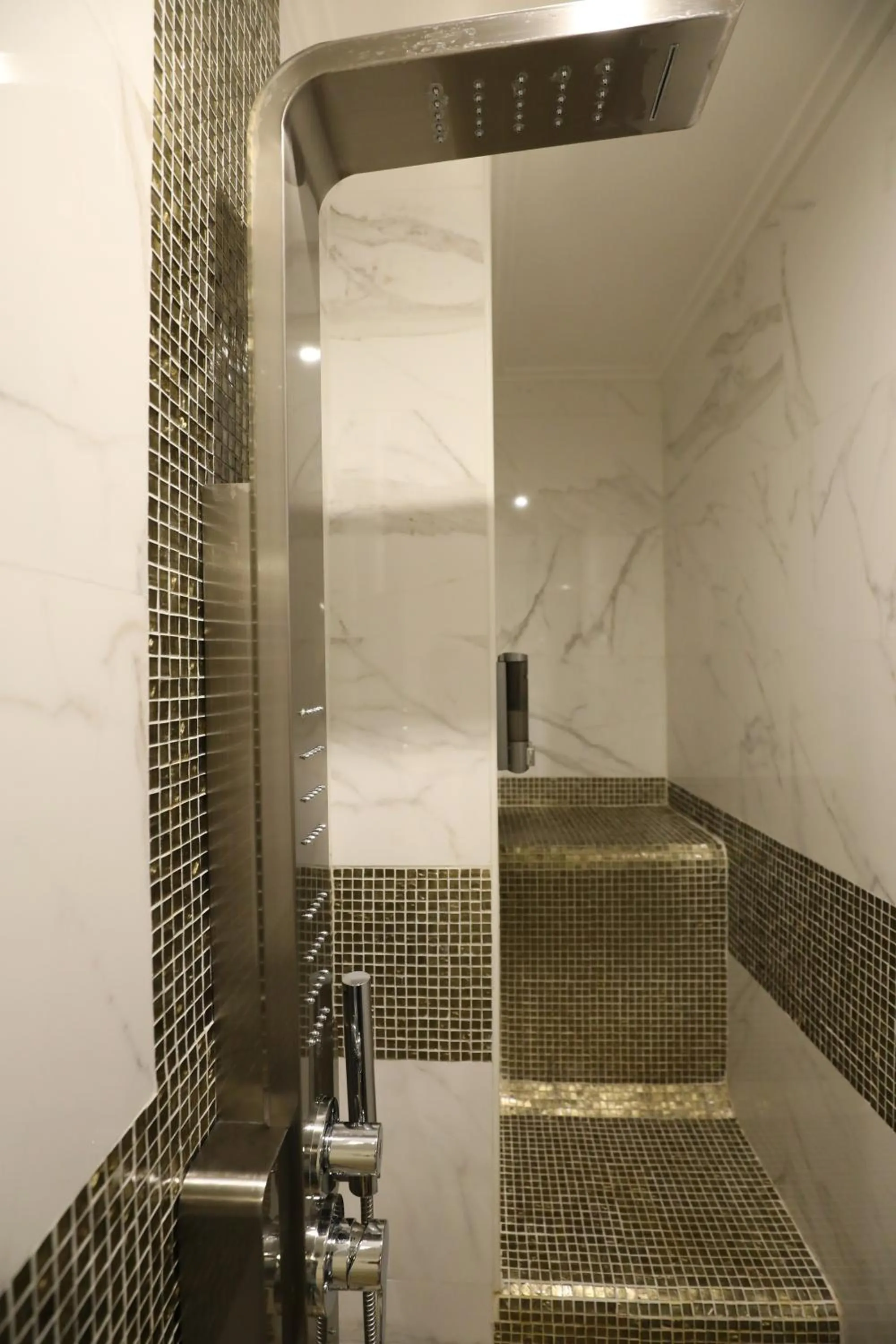 Shower in Vico Gelso Napoli