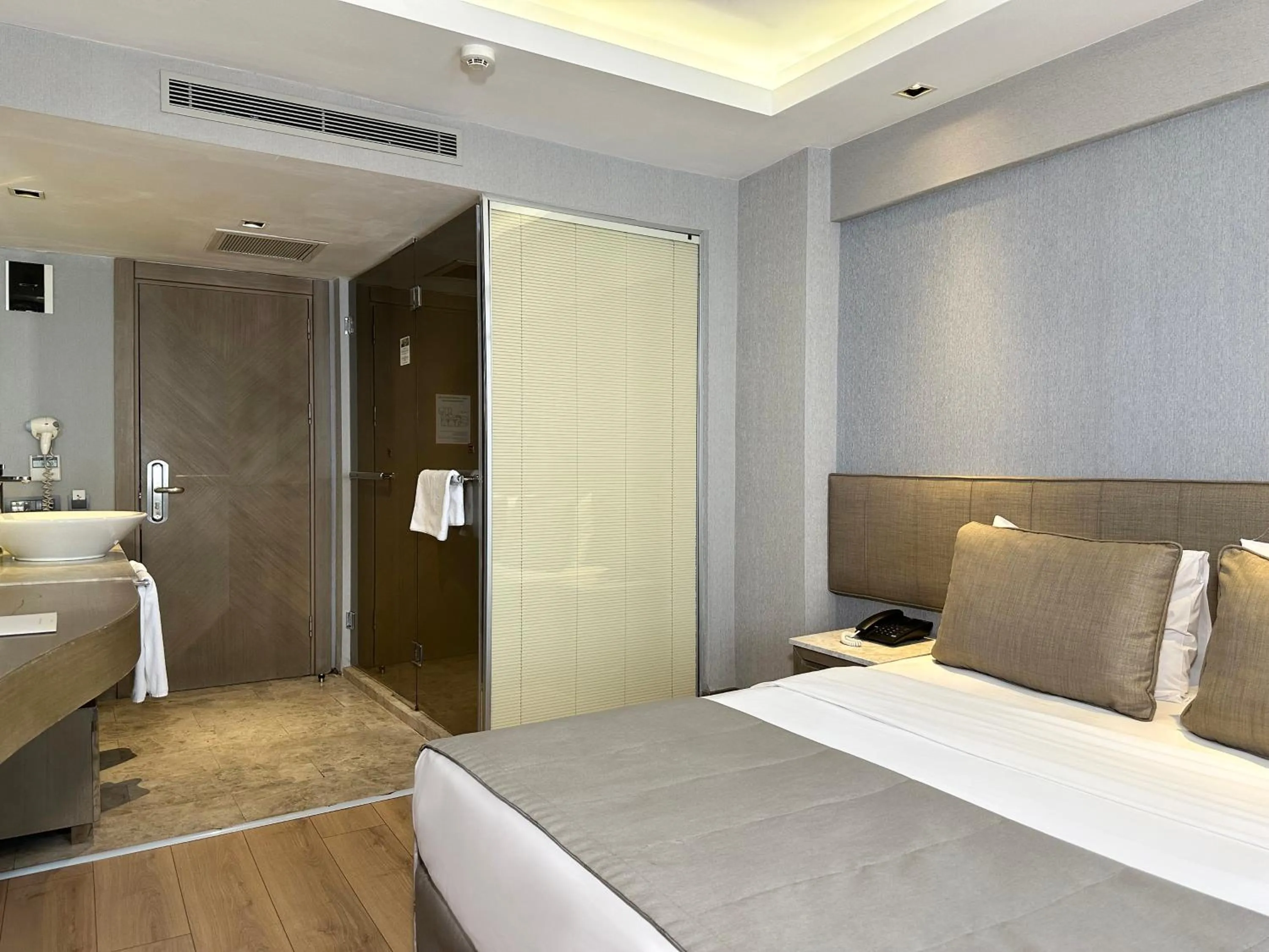 Shower, Bed in Grand Beyazit Hotel Old City