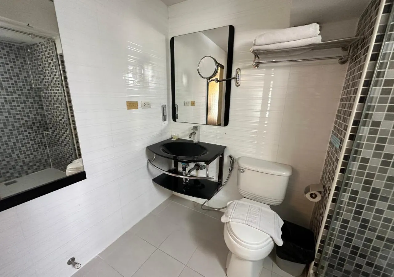 Shower in UPAR Hotels Sukhumvit 11 Nana