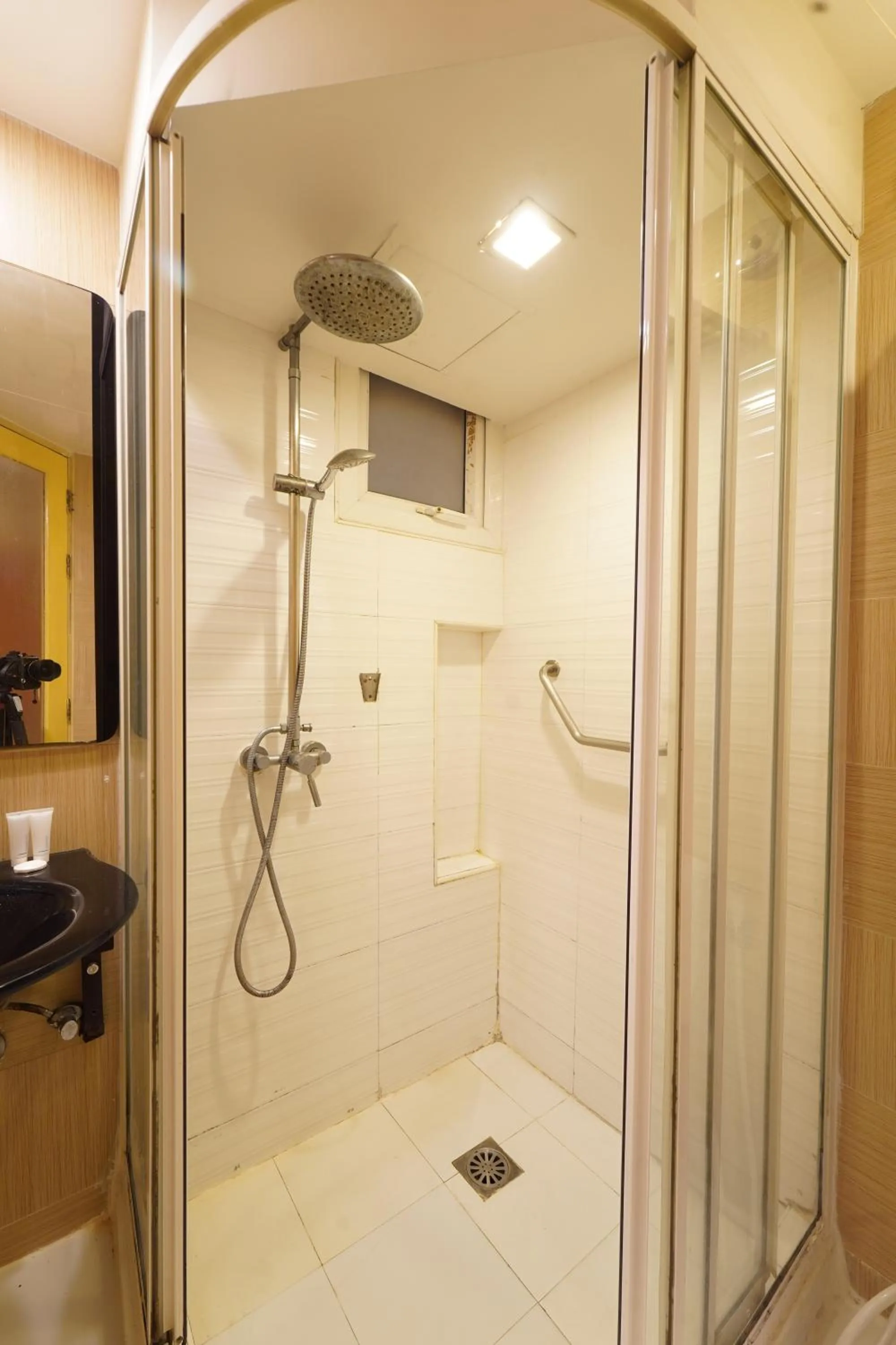 Shower in UPAR Hotels Sukhumvit 11 Nana