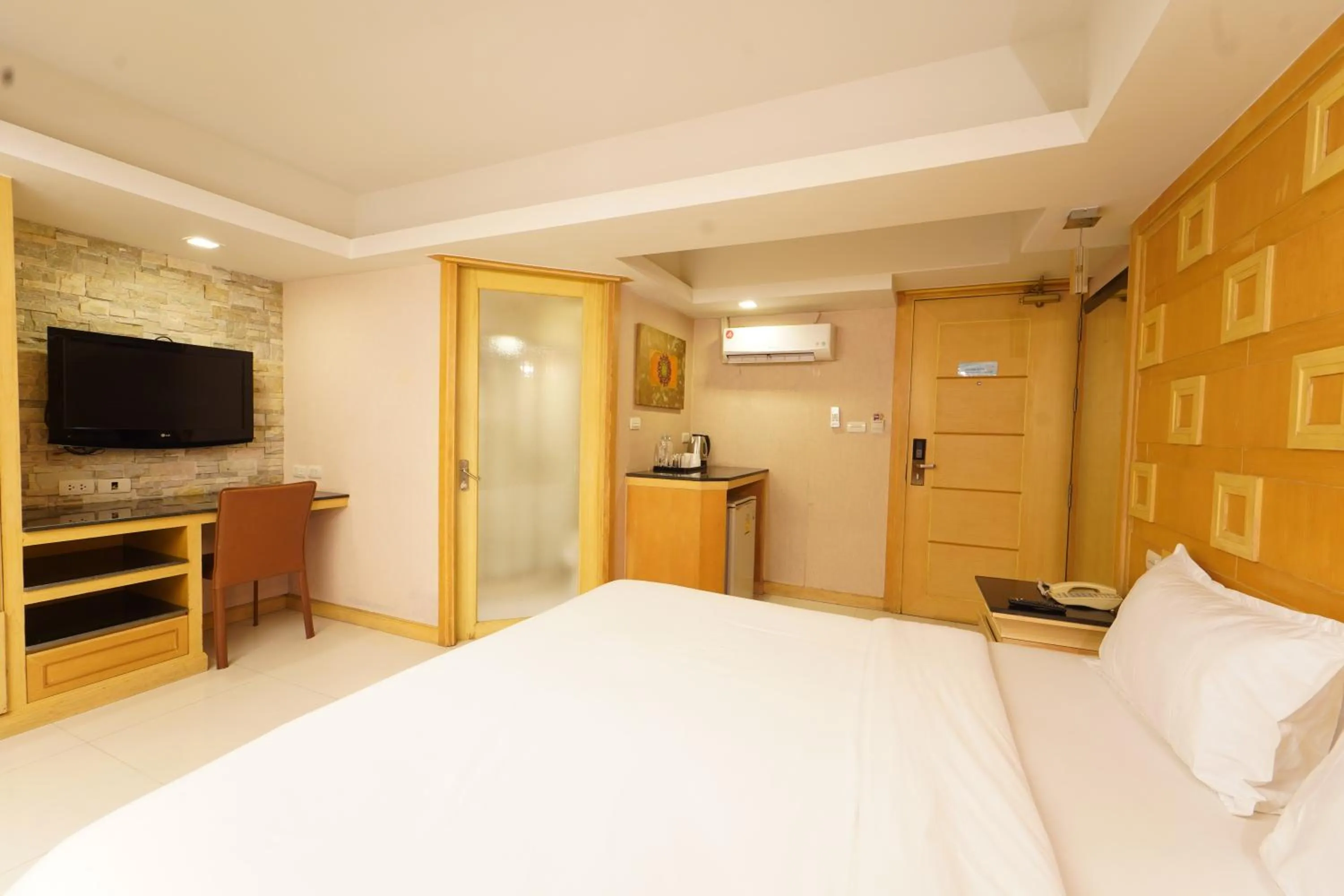 Communal lounge/ TV room in UPAR Hotels Sukhumvit 11 Nana
