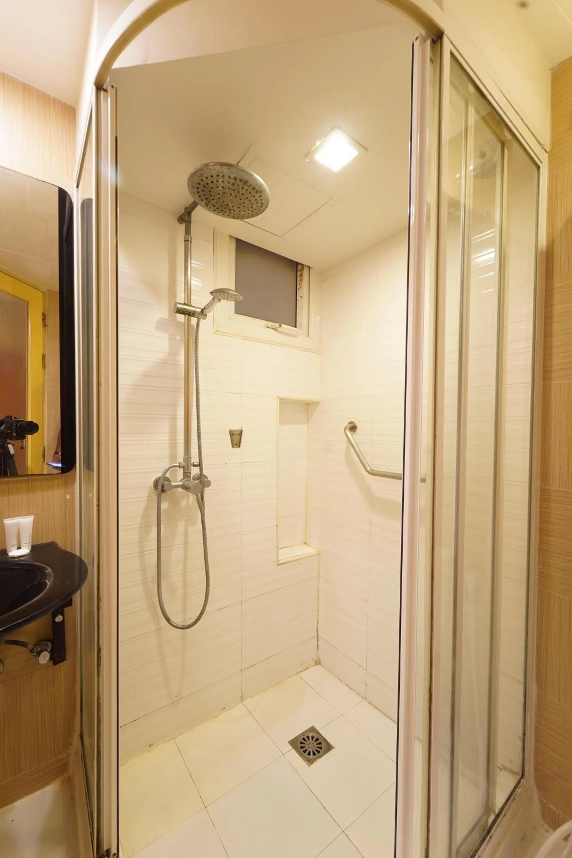 Shower in UPAR Hotels Sukhumvit 11 Nana